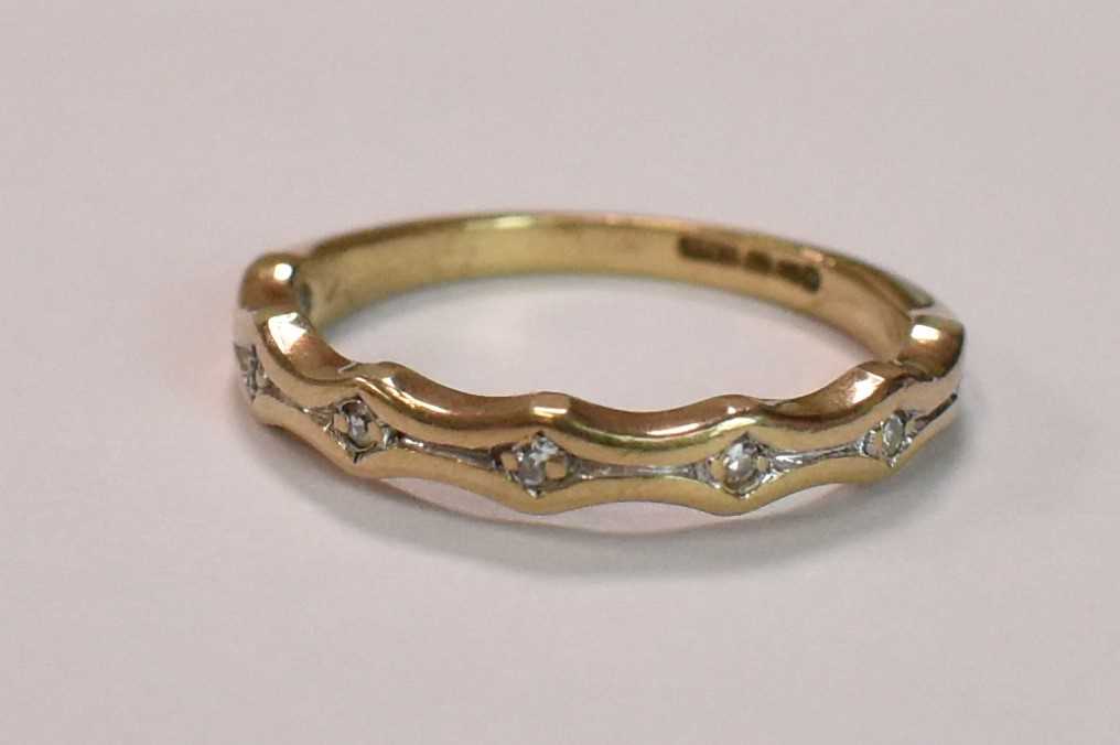 A 9ct yellow gold cultured pearl set ring, size H 1/2, and a 9ct yellow gold small band, size G 1/2, - Bild 9 aus 14