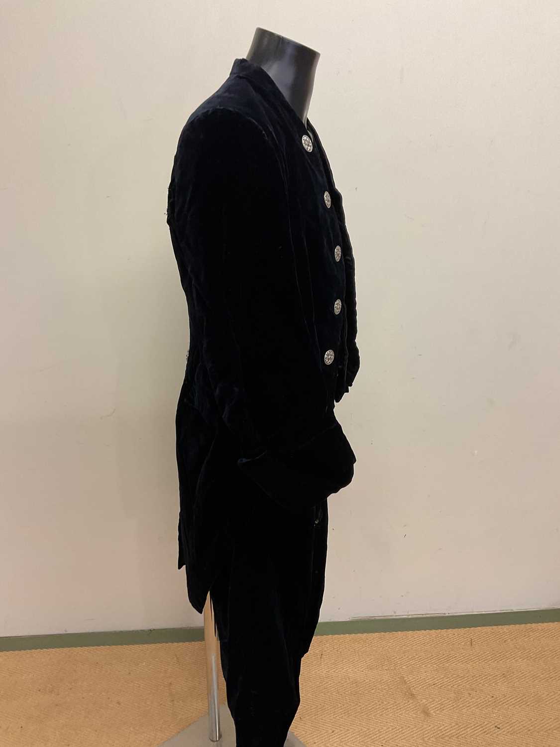 A vintage man's velvet tailcoat with waistcoat and knickerbockers, made by Robt F Gall, 13 Suffolk - Bild 3 aus 4