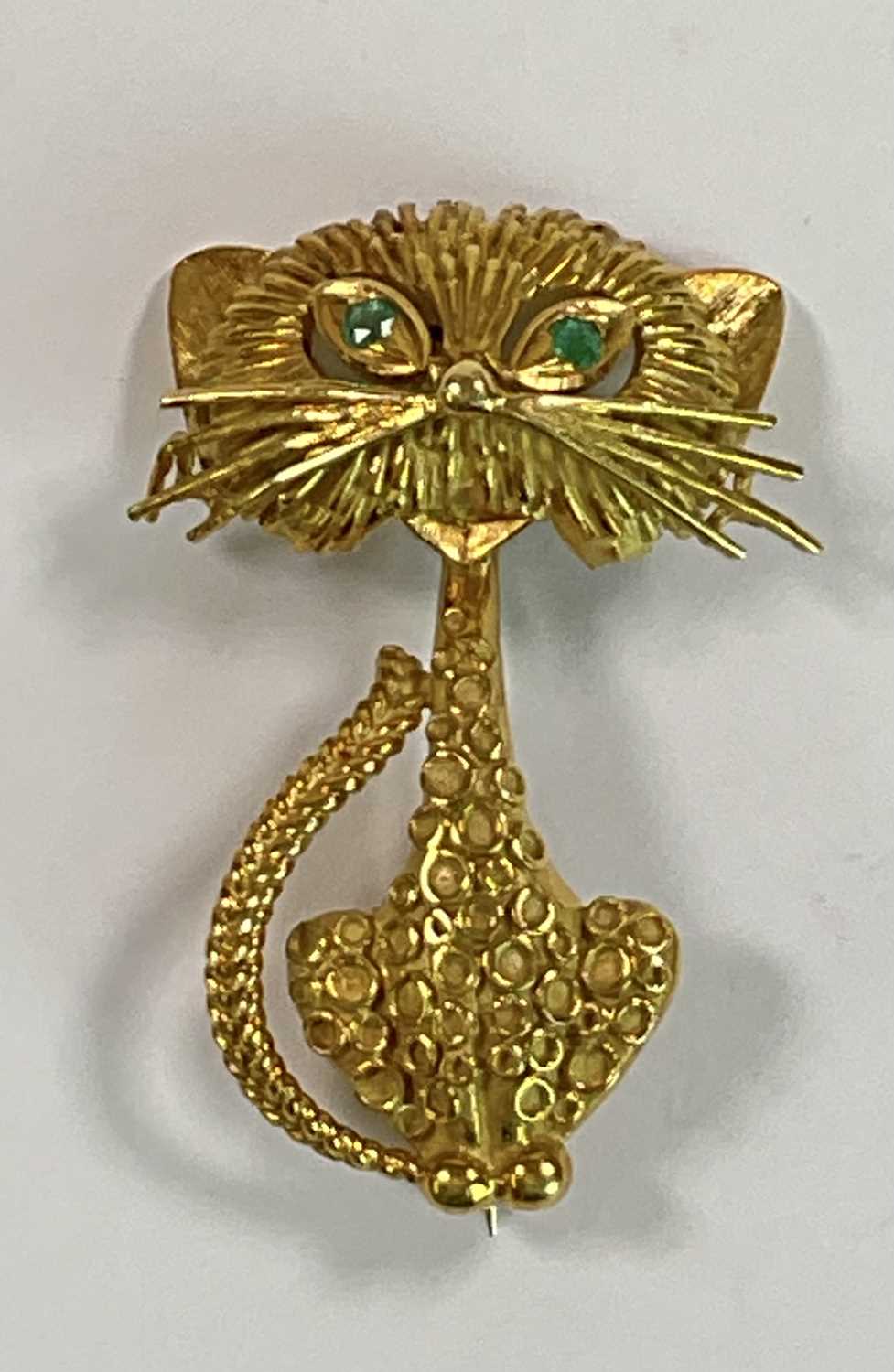 An 18ct yellow gold brooch in the form of a stylised cat with emeralds set for the eyes, length - Image 3 of 7