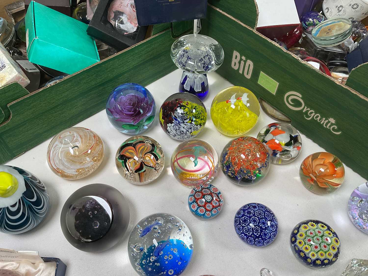 A very large collection of glass paperweights including Caithness examples. - Bild 2 aus 5