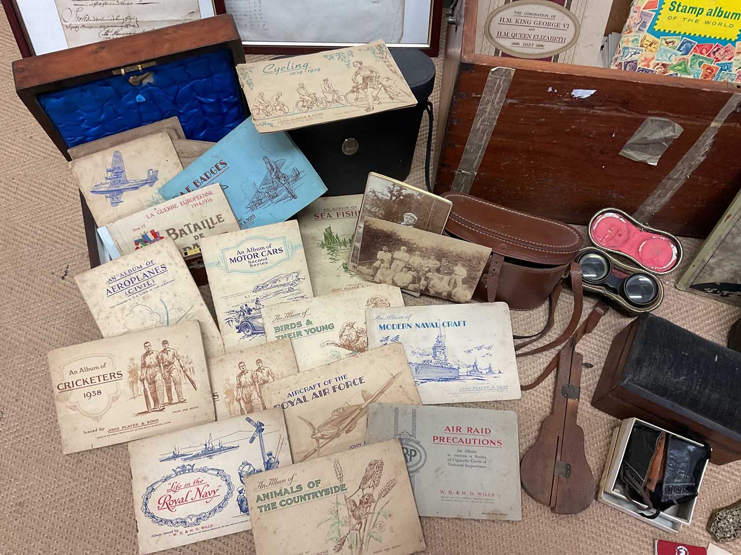 A wooden trunk of collectors' items, to include cigarette card collection, stamp collection, a - Image 2 of 5