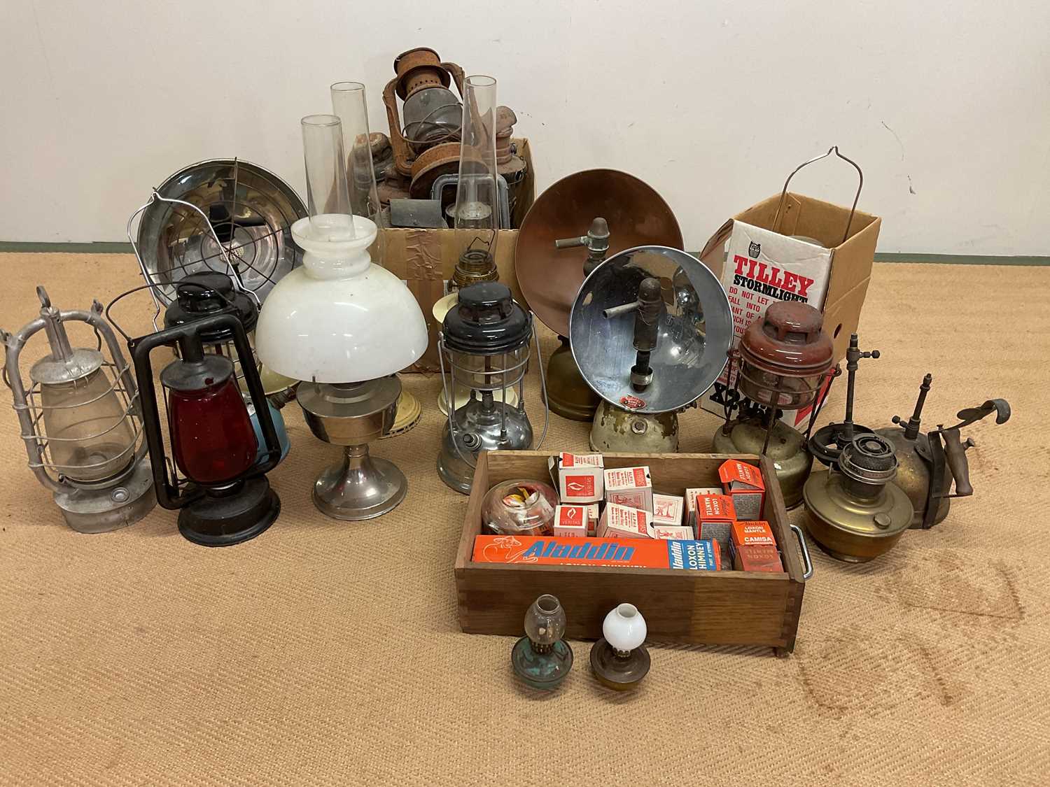 A large collection of Tilley lamps and others, with accessories, (some af) - Bild 2 aus 4