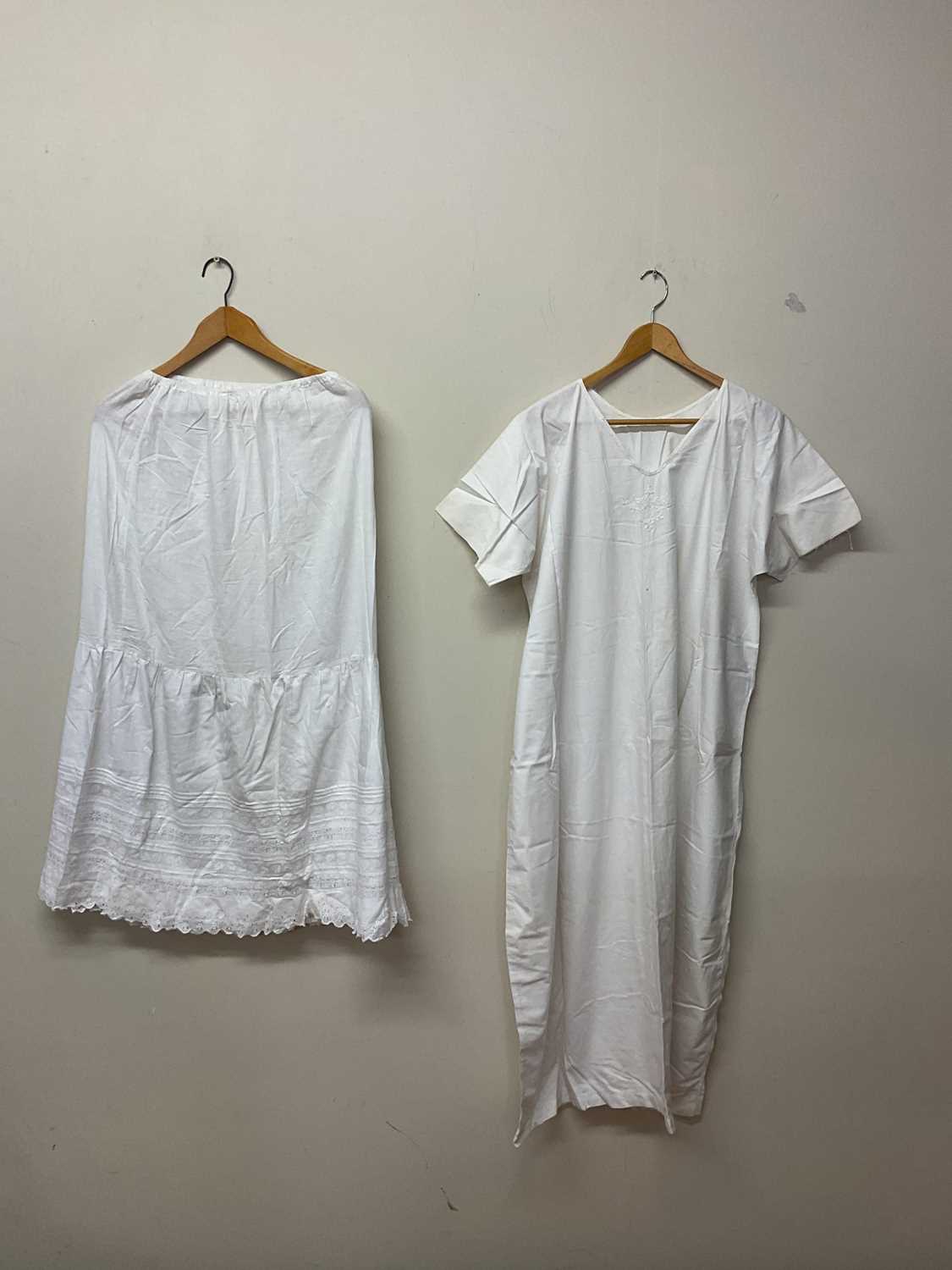 Items of vintage clothing including a quantity of 19th and 20th century embroidered cotton and linen - Image 2 of 5