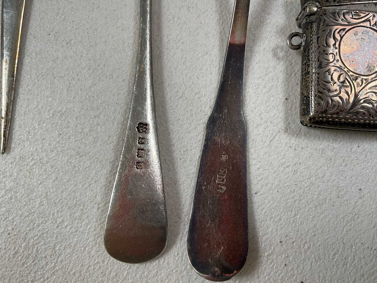 A mixed collection of silver and white metal including a pair of clothes brushes, a pair of hair - Image 3 of 5