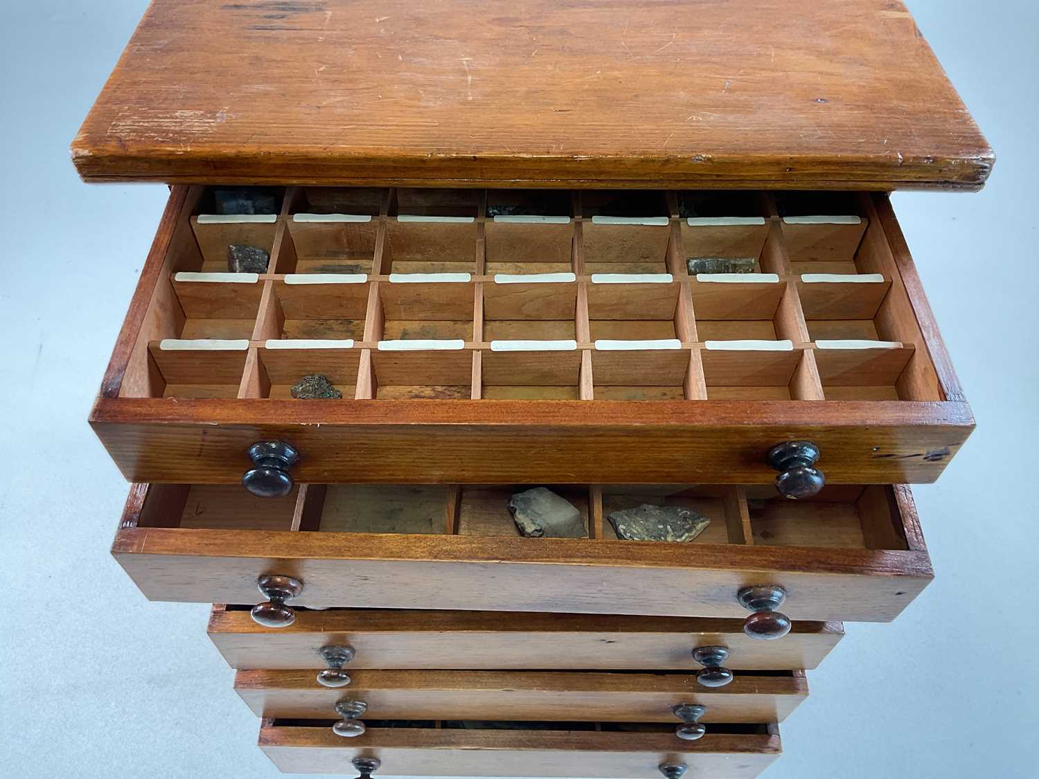 A six drawer specimen cabinet containing samples of ore and fossils, with original sales label on - Bild 7 aus 8