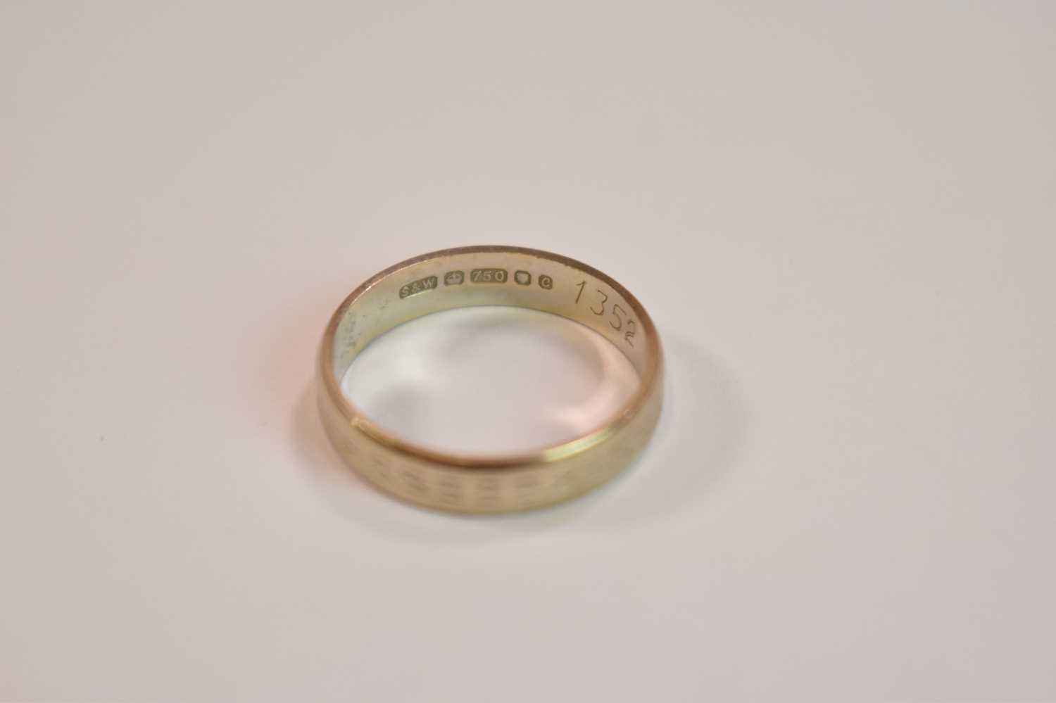An 18ct yellow gold floral dress ring, size N 1/2, and an 18ct gold wedding band, size O, combined - Image 4 of 4