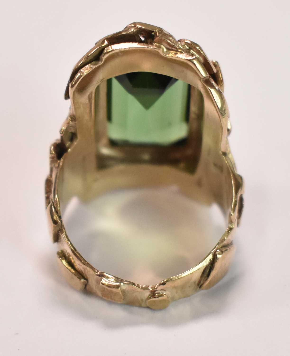 An unusual textured yellow metal ring set with large green stone, size M, approx 10.9g. - Bild 2 aus 3