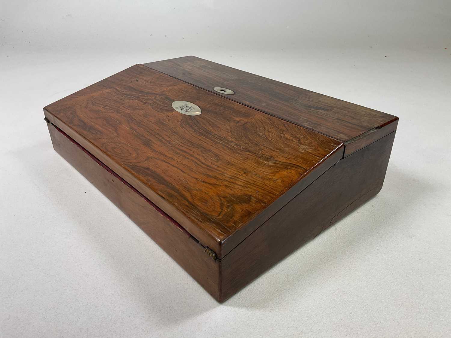 An early Victorian rosewood travelling writing slope, with engraved initials to a mother of pearl - Bild 5 aus 5