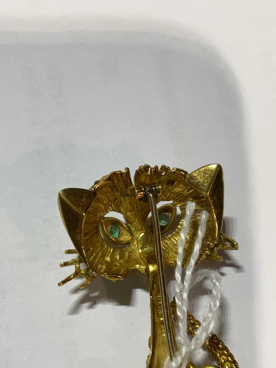 An 18ct yellow gold brooch in the form of a stylised cat with emeralds set for the eyes, length - Image 6 of 7