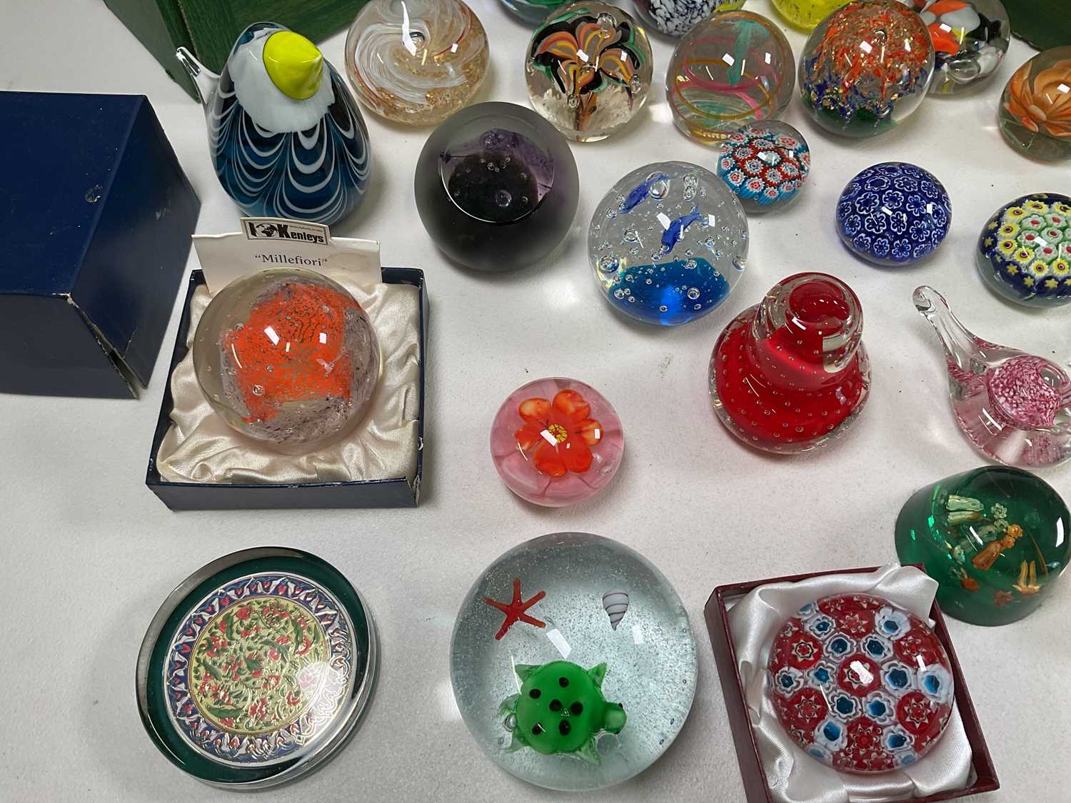 A very large collection of glass paperweights including Caithness examples. - Bild 3 aus 5