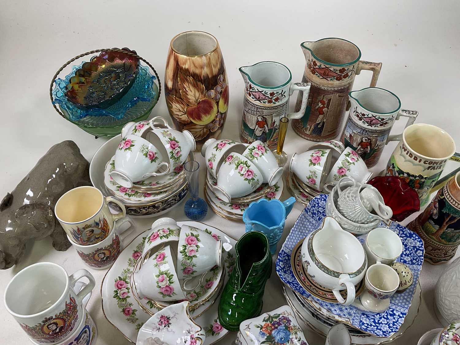 A large quantity of various ceramics, to include tea wares, figures, jugs, decorative items etc. - Image 3 of 3