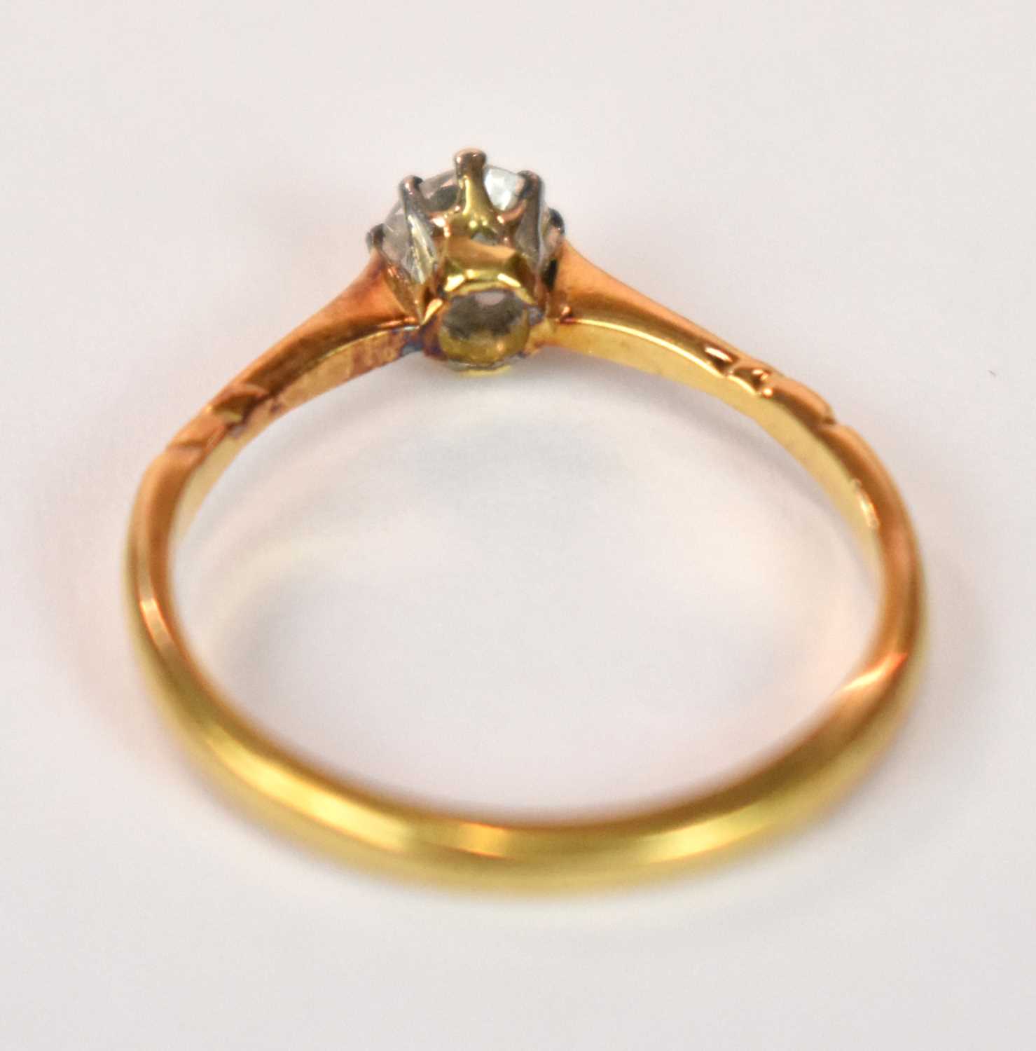 An 18ct yellow gold platinum tipped diamond solitaire ring, the round brilliant cut eight claw set - Bild 4 aus 5