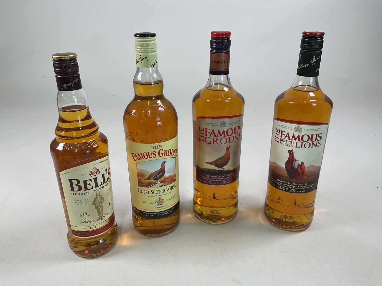 WHISKY; three bottles of The Famous Grouse whisky, all 1ltr, a Wade ceramic decanter of Bell's - Bild 2 aus 3