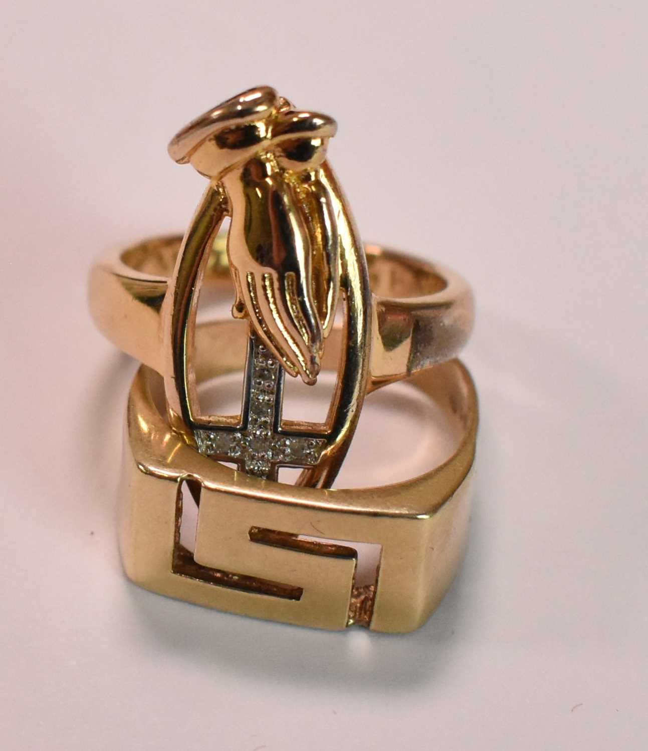 A 14ct yellow gold Greek key designed ring, size J 1/2, approx 3.2g, and a yellow metal ring - Bild 2 aus 5