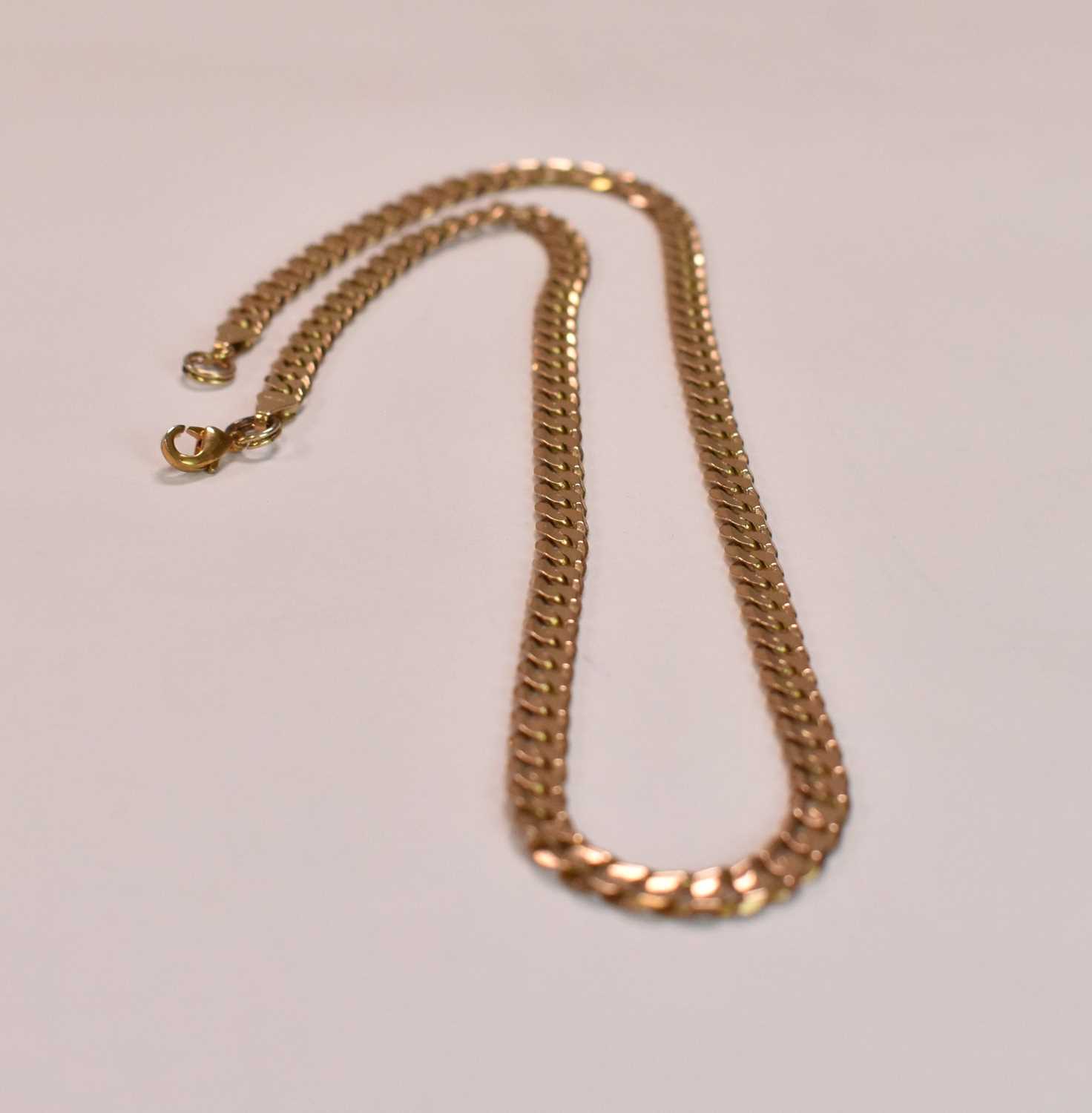 A 9ct yellow gold flat curb link chain, length 46.5cm, approx 20g. - Bild 2 aus 2