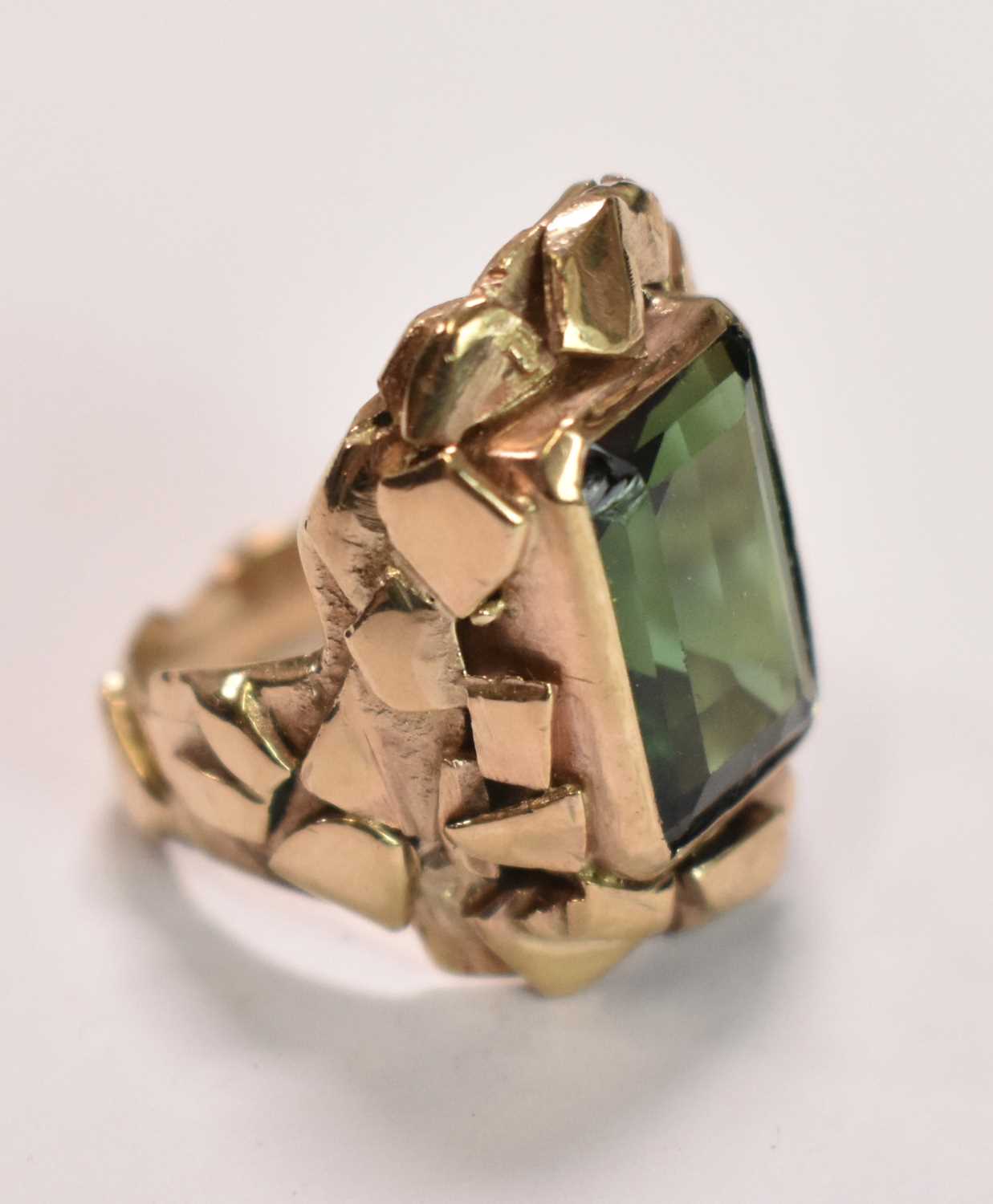 An unusual textured yellow metal ring set with large green stone, size M, approx 10.9g. - Image 3 of 3