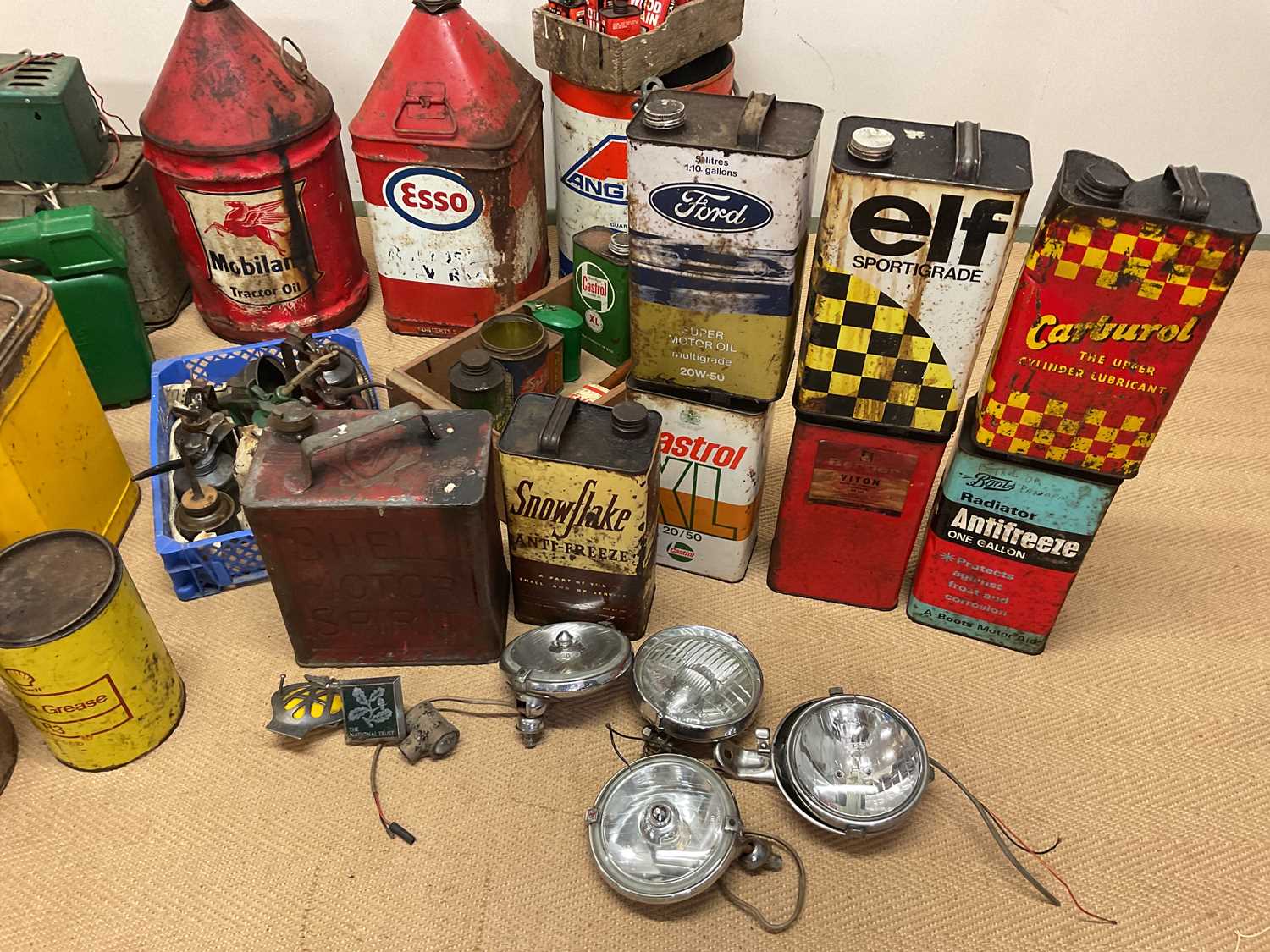 A collection of automobilia to include oil drums, oil cans, headlamps, badges, for Elf, Shell, - Image 3 of 4