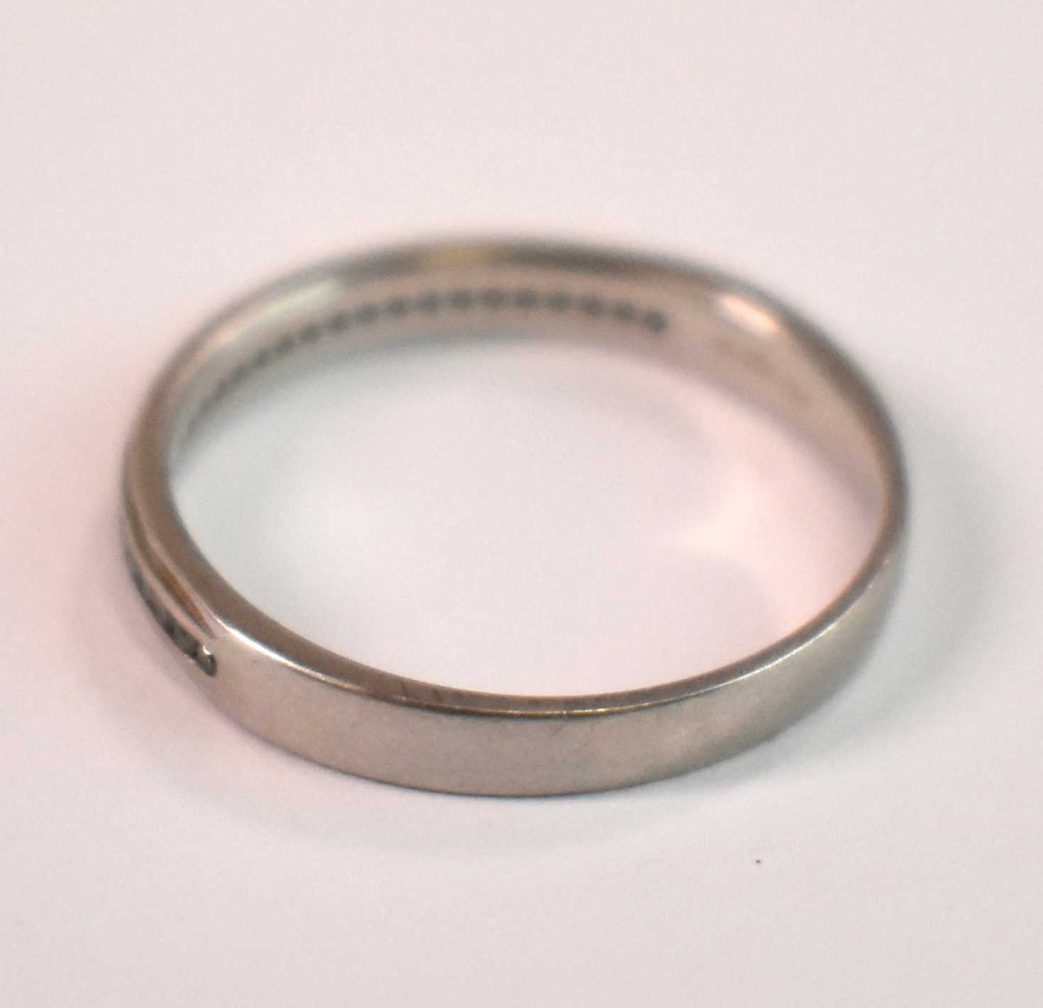 A platinum and diamond wedding ring, size O, approx. 3.95g. - Bild 4 aus 4
