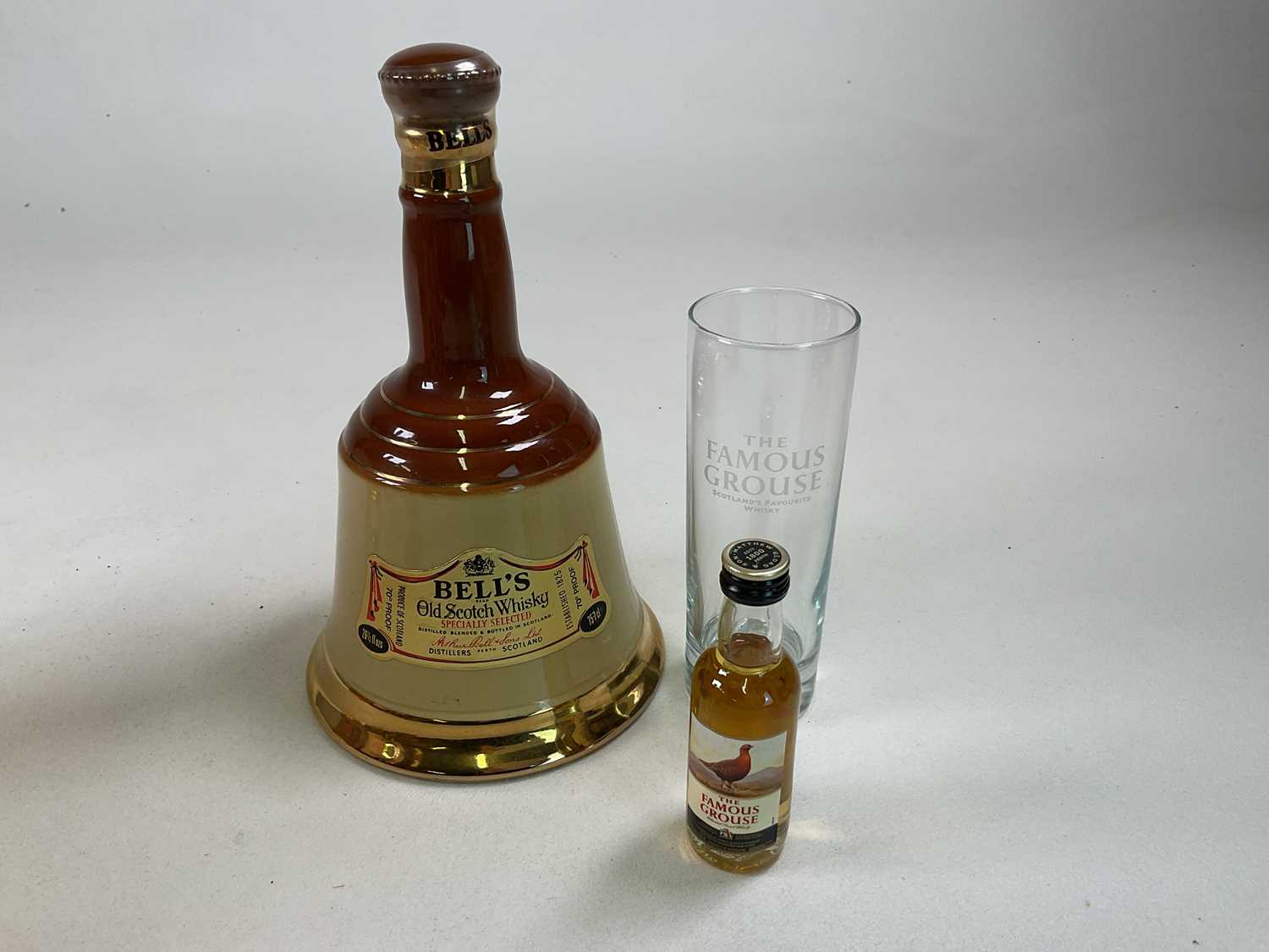 WHISKY; three bottles of The Famous Grouse whisky, all 1ltr, a Wade ceramic decanter of Bell's - Bild 3 aus 3