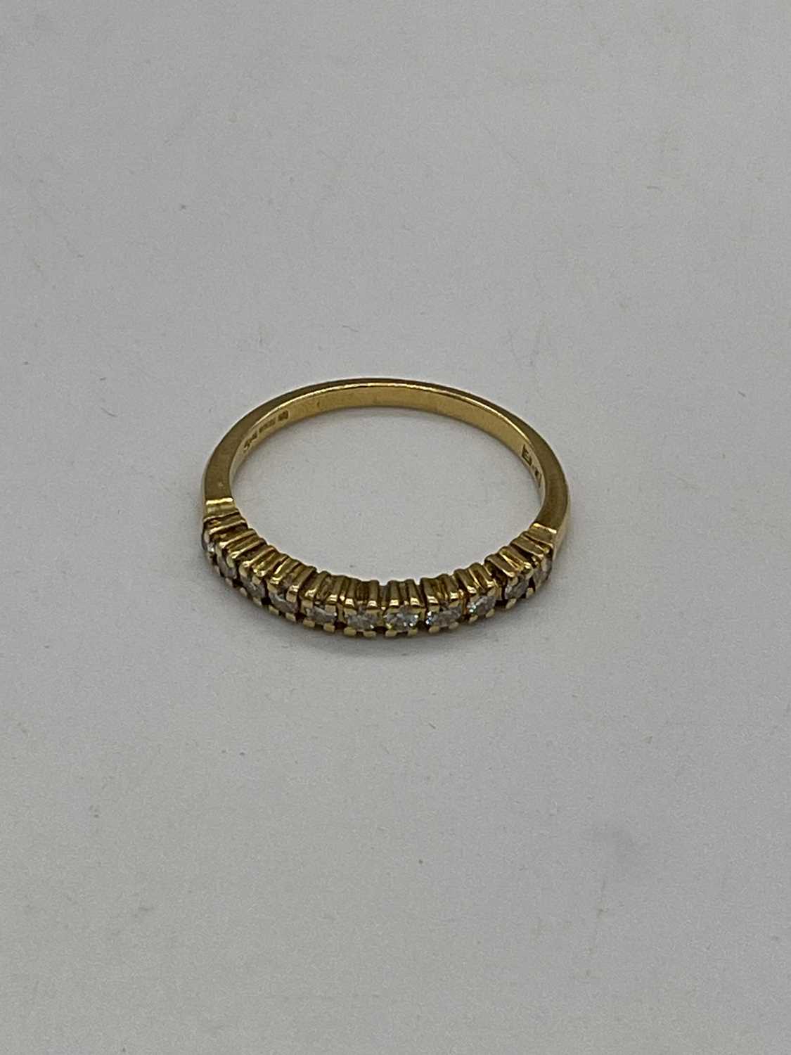 An 18ct yellow gold and diamond set half eternity ring with eleven small round brilliant cut - Bild 2 aus 5