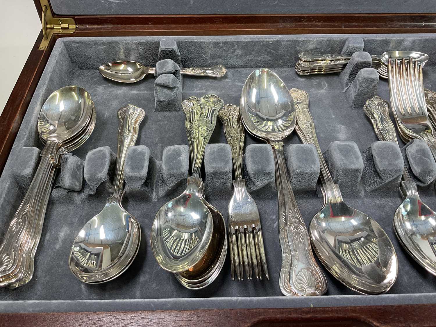 A cased canteen of Kings pattern silver plated cutlery. - Bild 3 aus 3