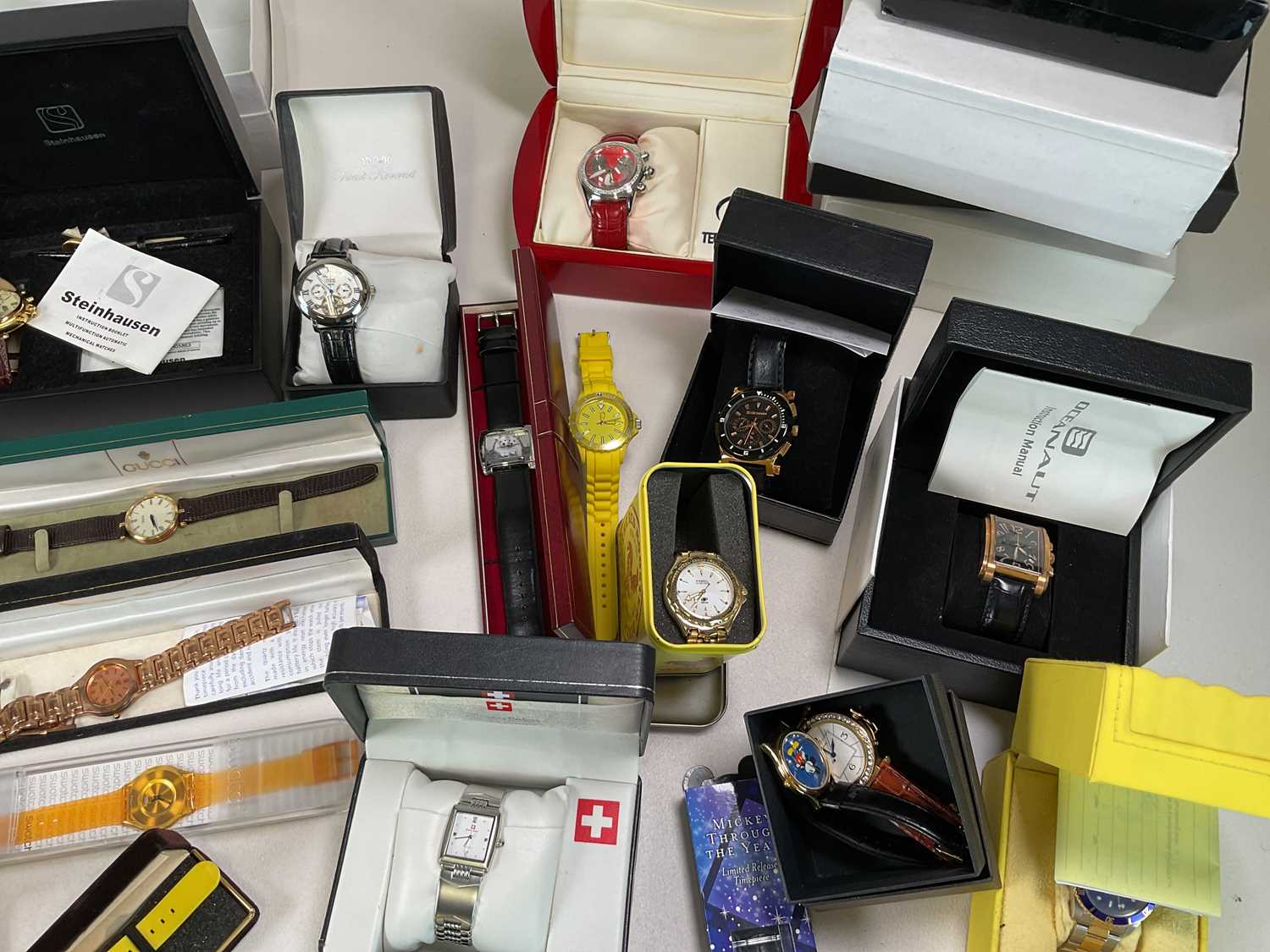 A very large collection of contemporary wristwatches including Ingersoll and Gucci. - Bild 3 aus 5