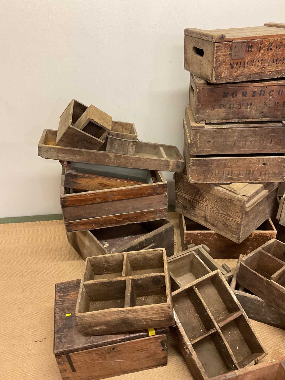 A very large quantity of vintage wooden crates and boxes - Bild 3 aus 5