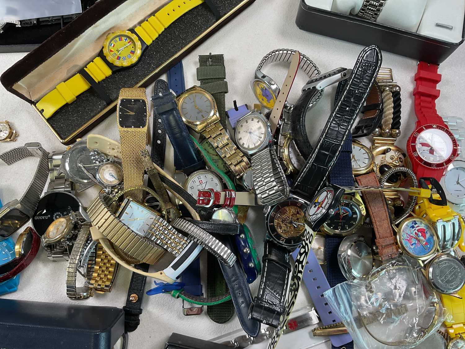 A very large collection of contemporary wristwatches including Ingersoll and Gucci. - Bild 4 aus 5