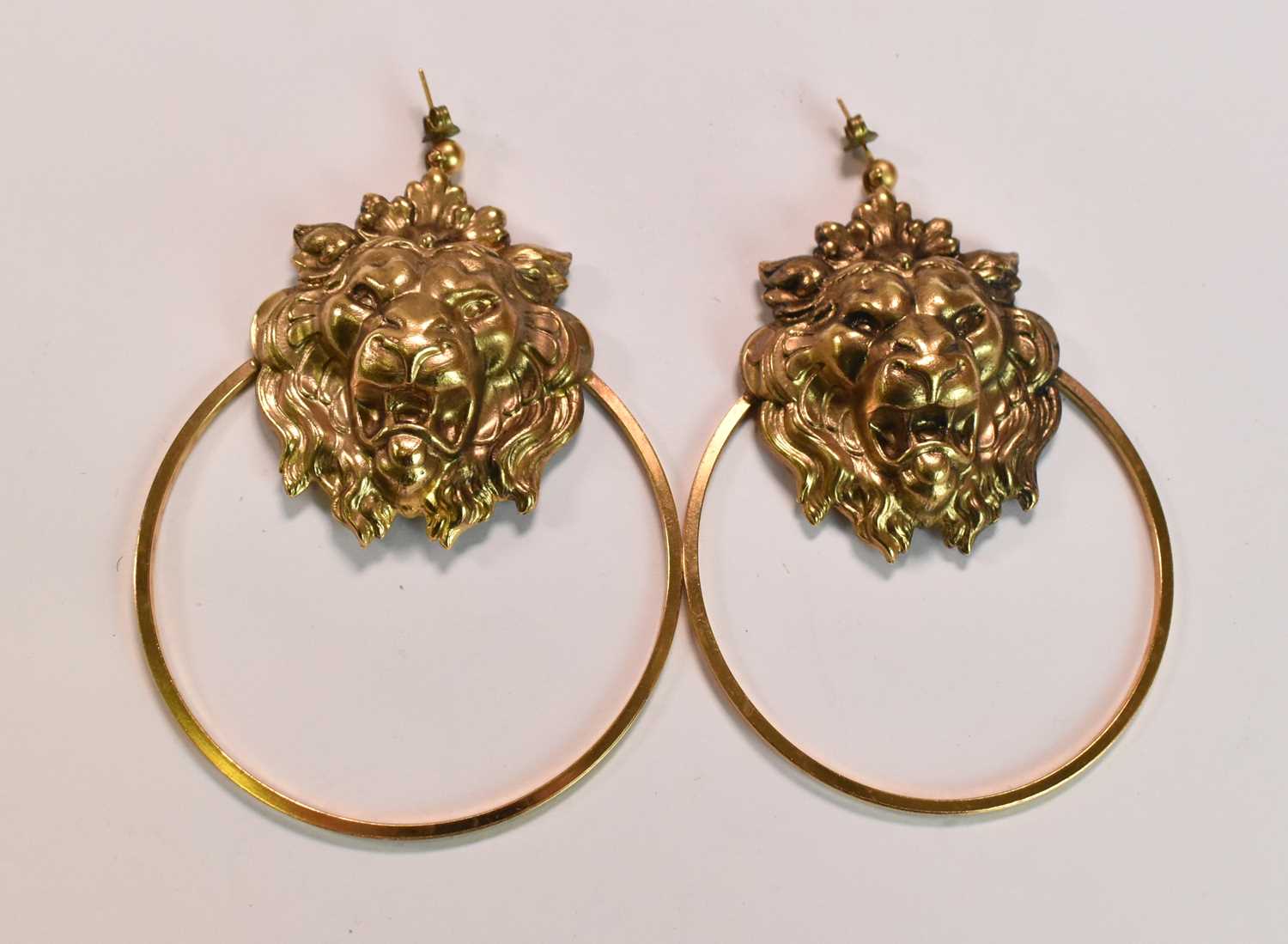 ELA STONE OF PARIS; a pair of costume jewellery large hoop earrings set with a lion's head, length - Bild 2 aus 8