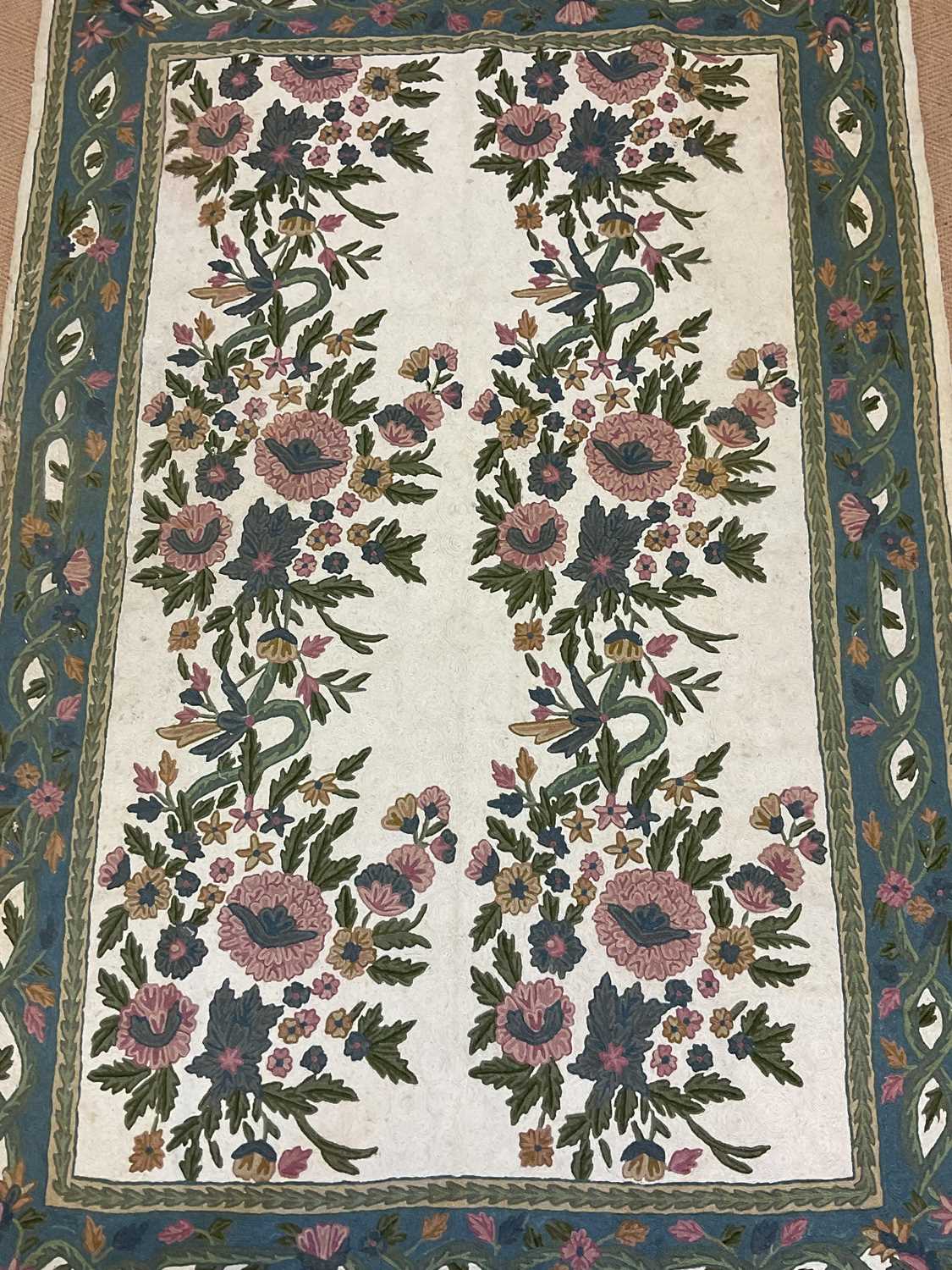 A Kasjhmiri handstitched wool chain rug, 177 x 120cm - Bild 2 aus 5