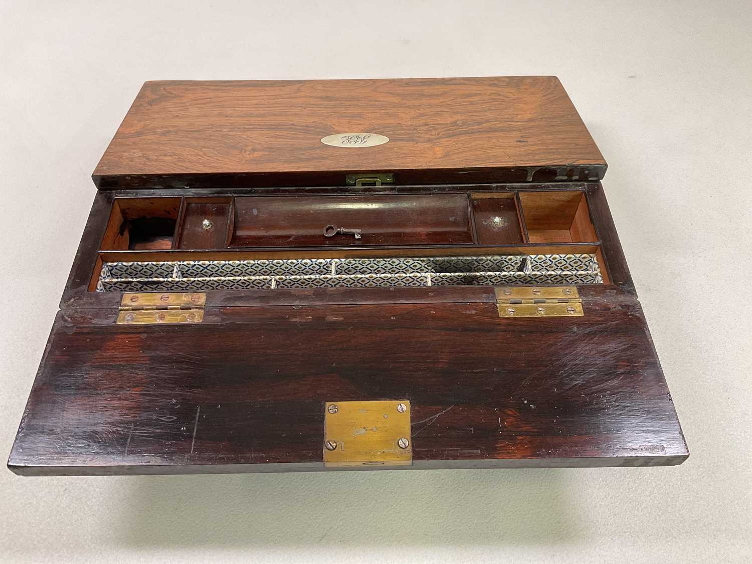 An early Victorian rosewood travelling writing slope, with engraved initials to a mother of pearl - Bild 4 aus 5