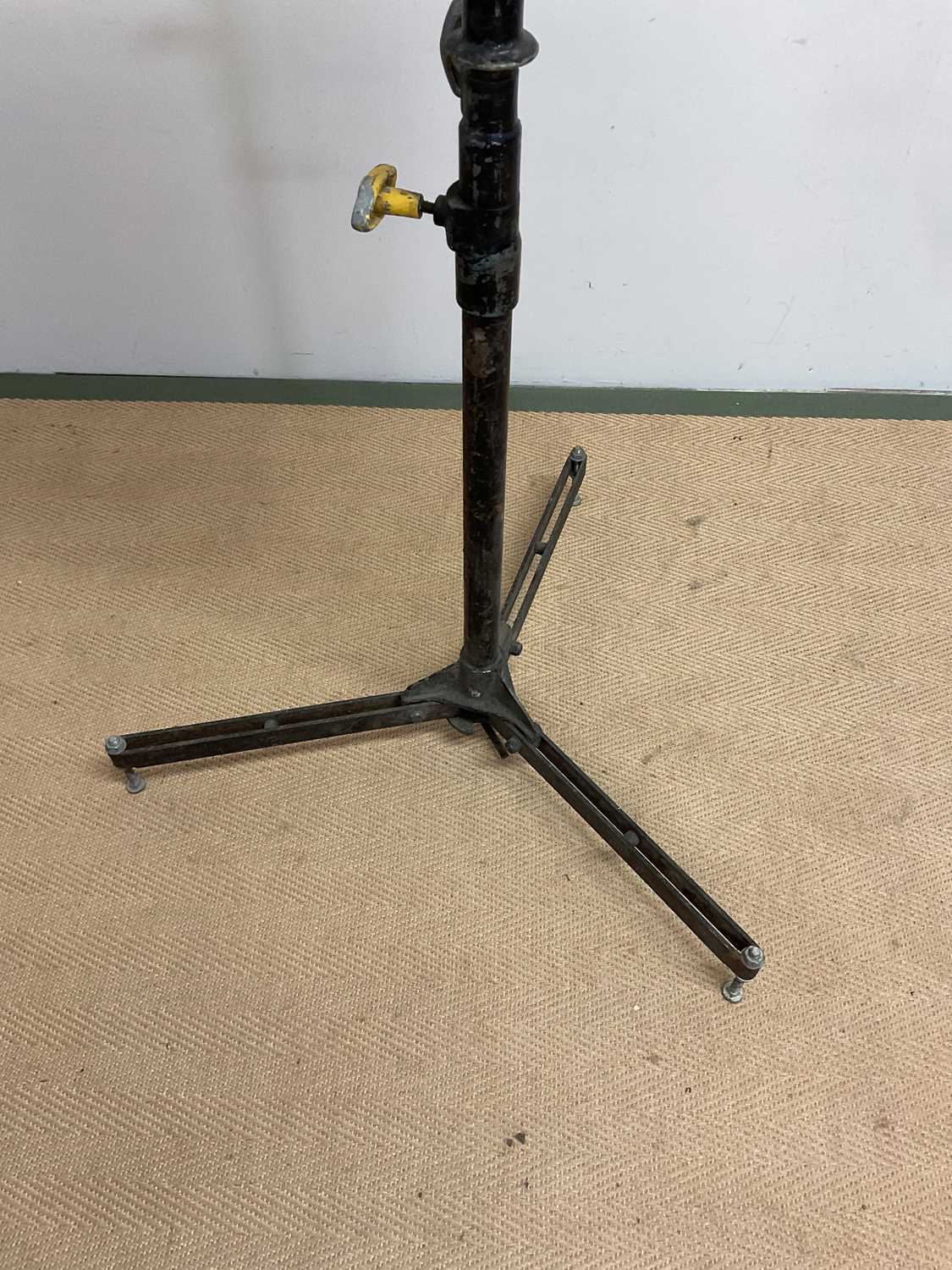 A BBC film department, Ealing, London, W5 studio spotlight on a tripod base, height 160cm. Condition - Bild 2 aus 4