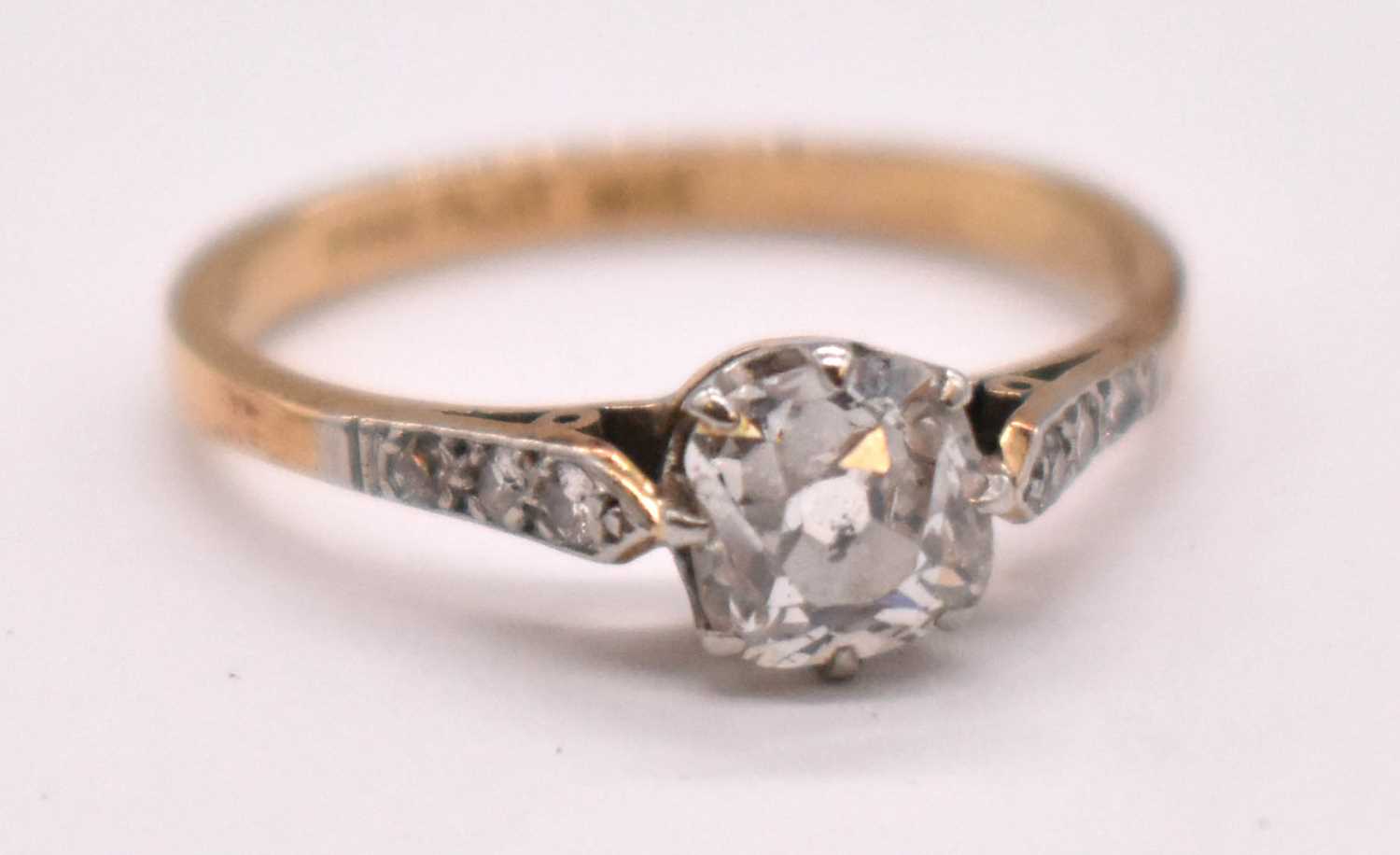 An early 20th century 18ct gold and platinum mounted diamond solitaire ring, the principal cushion - Bild 2 aus 4