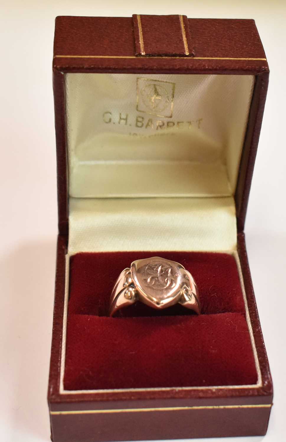 An Edwardian 9ct gold signet ring with engraved initials to the shield shaped platform, Chester - Bild 2 aus 3