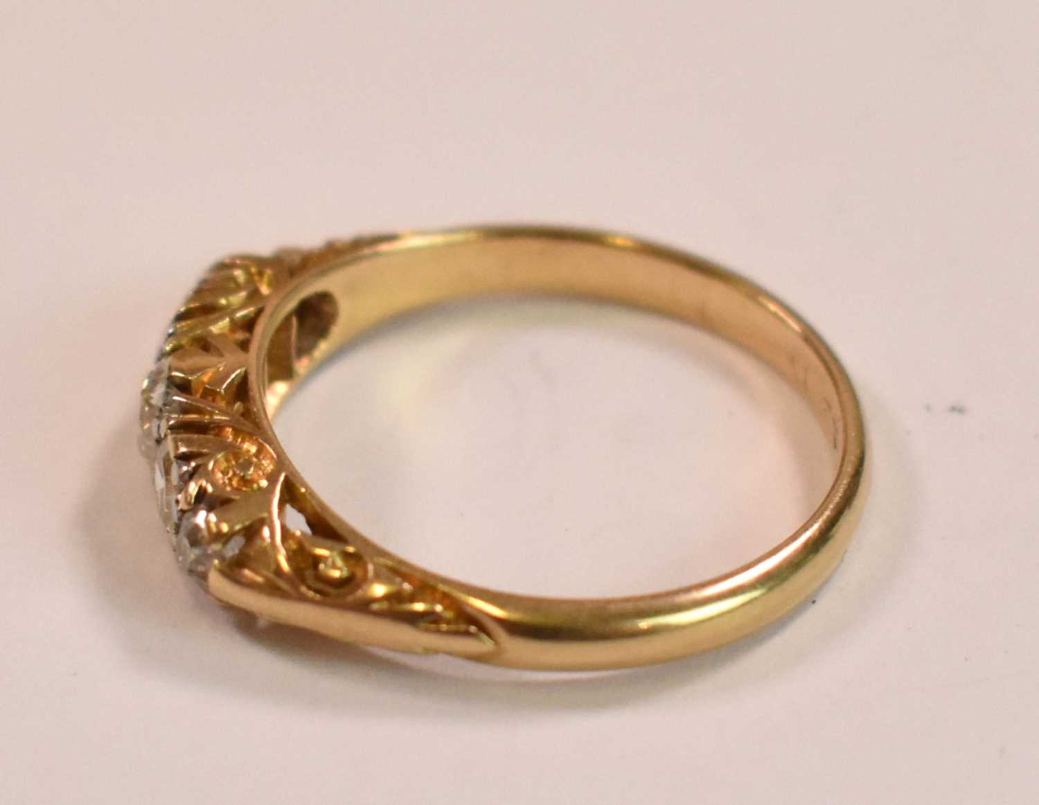 An 18ct yellow gold five stone graduated diamond ring, the central diamond weighing approx 0.20ct ( - Bild 3 aus 3