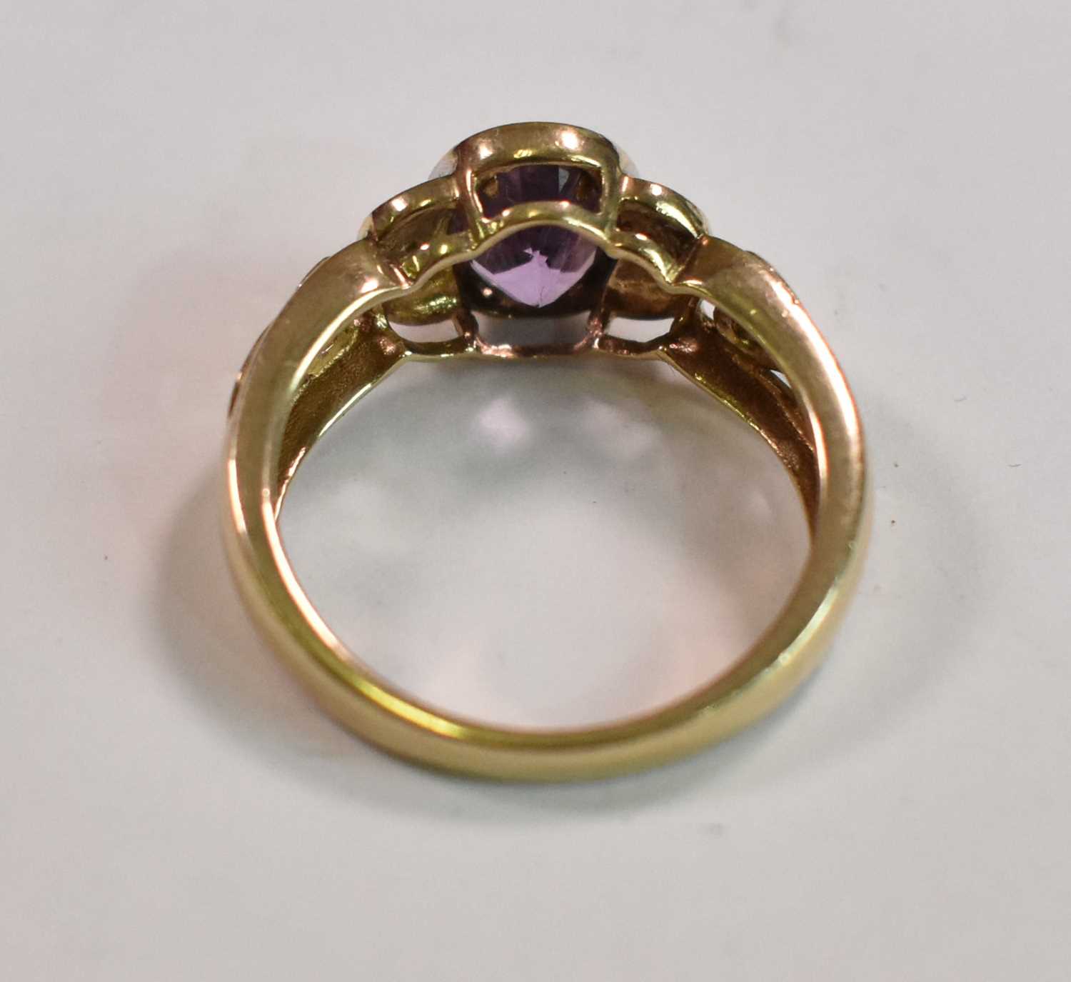 A 9ct yellow gold dress ring set with central pale amethyst, size L 1/2, and a further 9ct yellow - Bild 5 aus 6