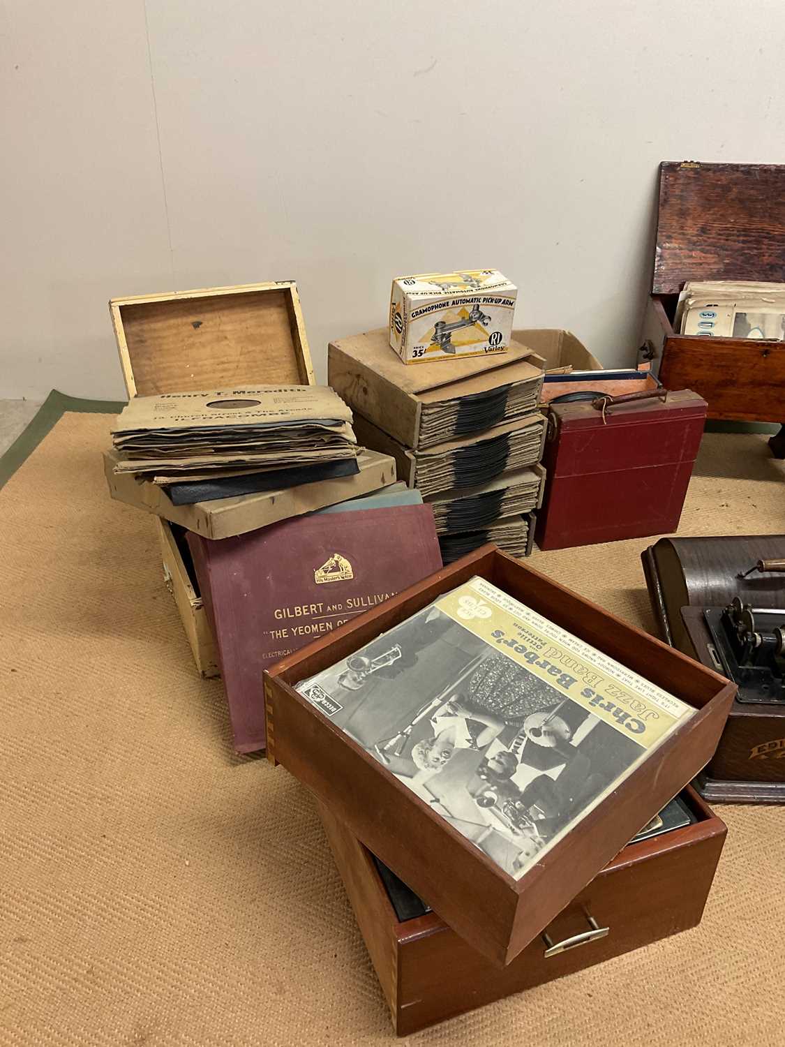 An Edison Standard phonograph, two gramophones, assorted horns, and a large collection of 78 records - Image 4 of 4