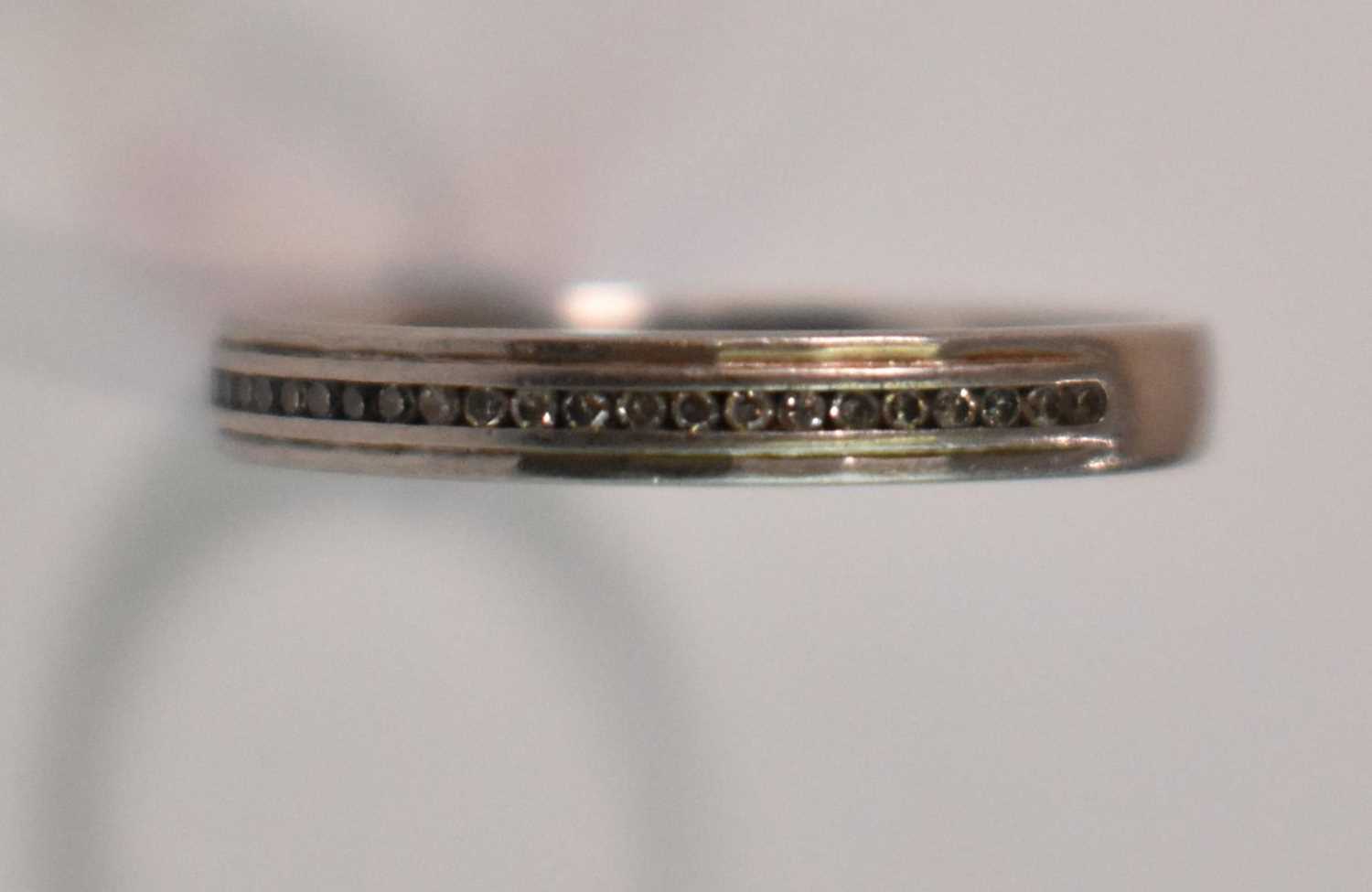 A platinum and diamond wedding ring, size O, approx. 3.95g. - Bild 2 aus 4