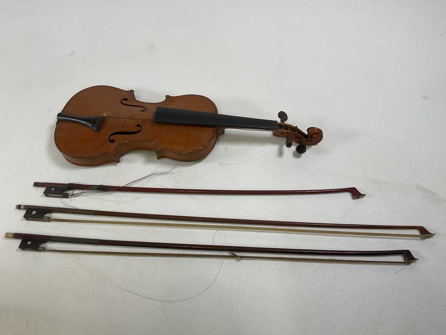 A group of collectors' items including pewter chargers and plates, a quarter size violin, various - Bild 4 aus 6