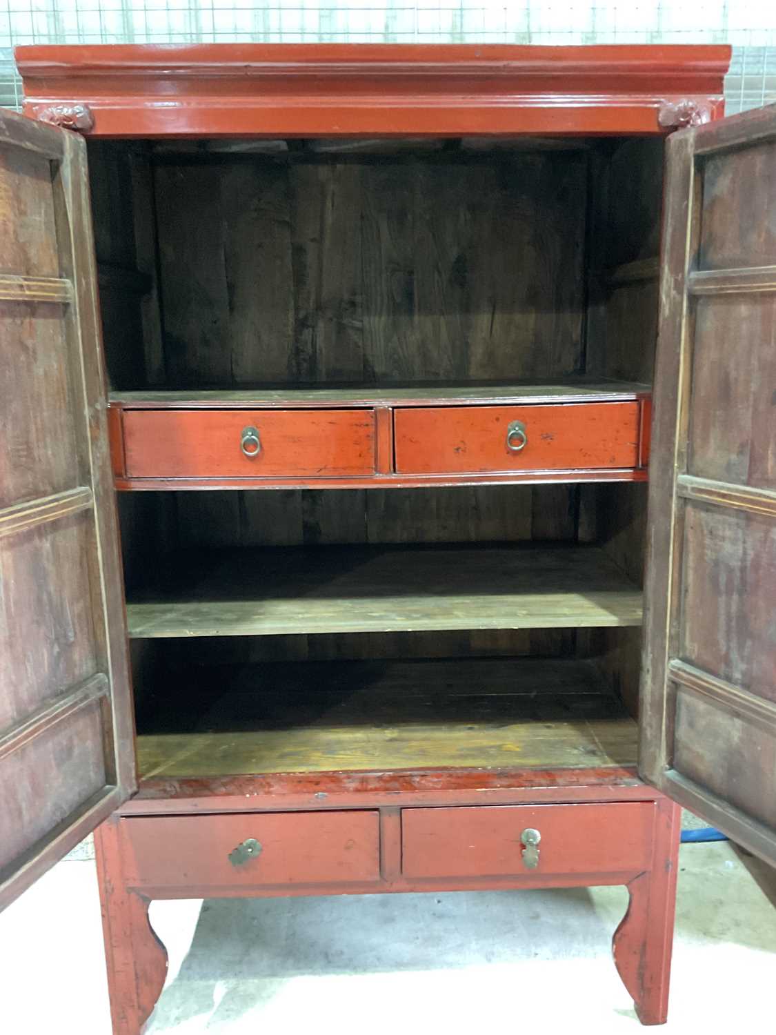 A Chinese red lacquered marriage chest, with two doors enclosing two shelves and two drawers, height - Bild 2 aus 3