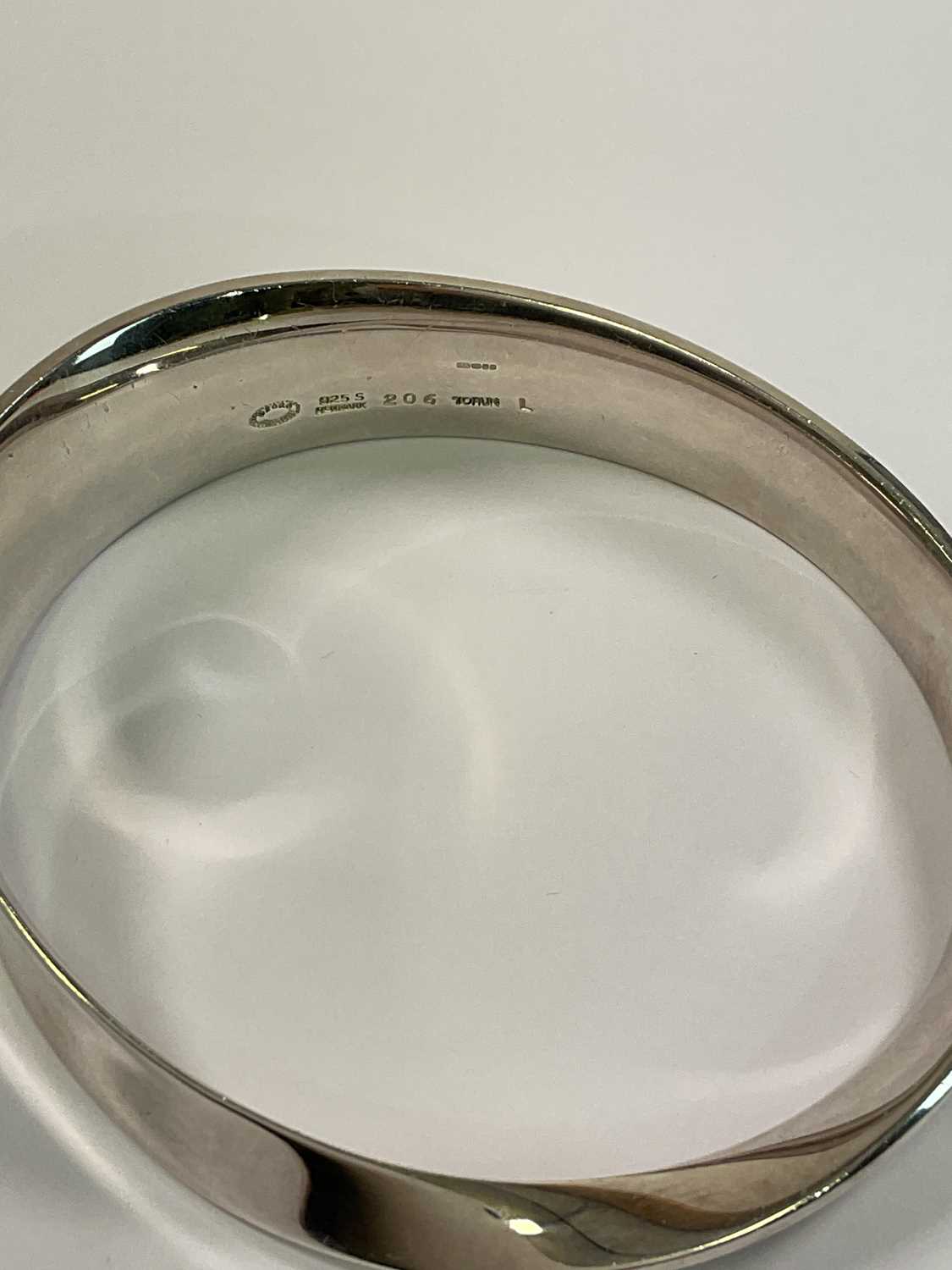 VIVIANNA TORUN BULOW-HUBE FOR GEORG JENSEN; a 206 silver bangle ' Mobius', fully signed and - Image 3 of 5