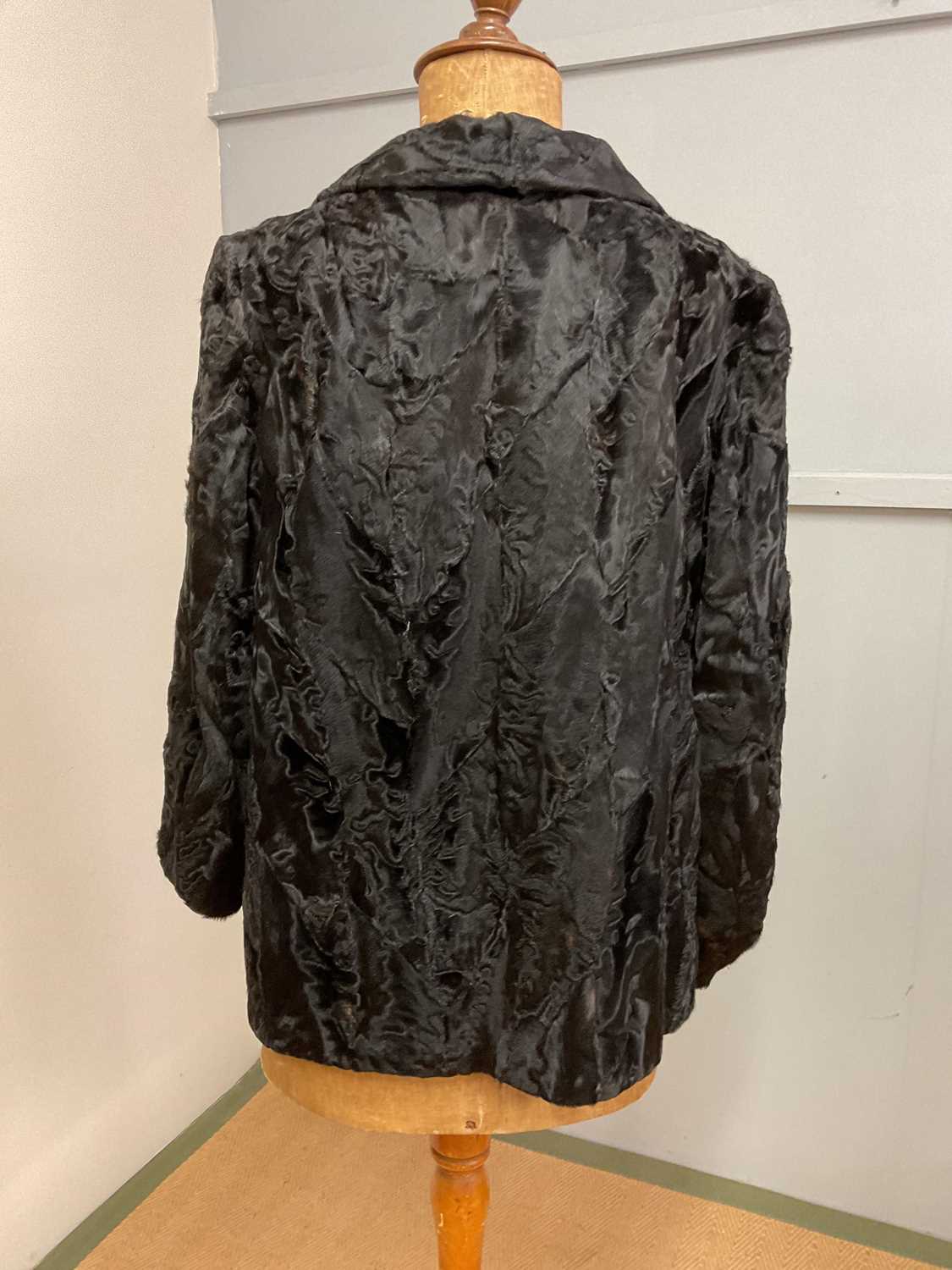 A vintage black lamb jacket with a faux jacket and coat - Bild 2 aus 4
