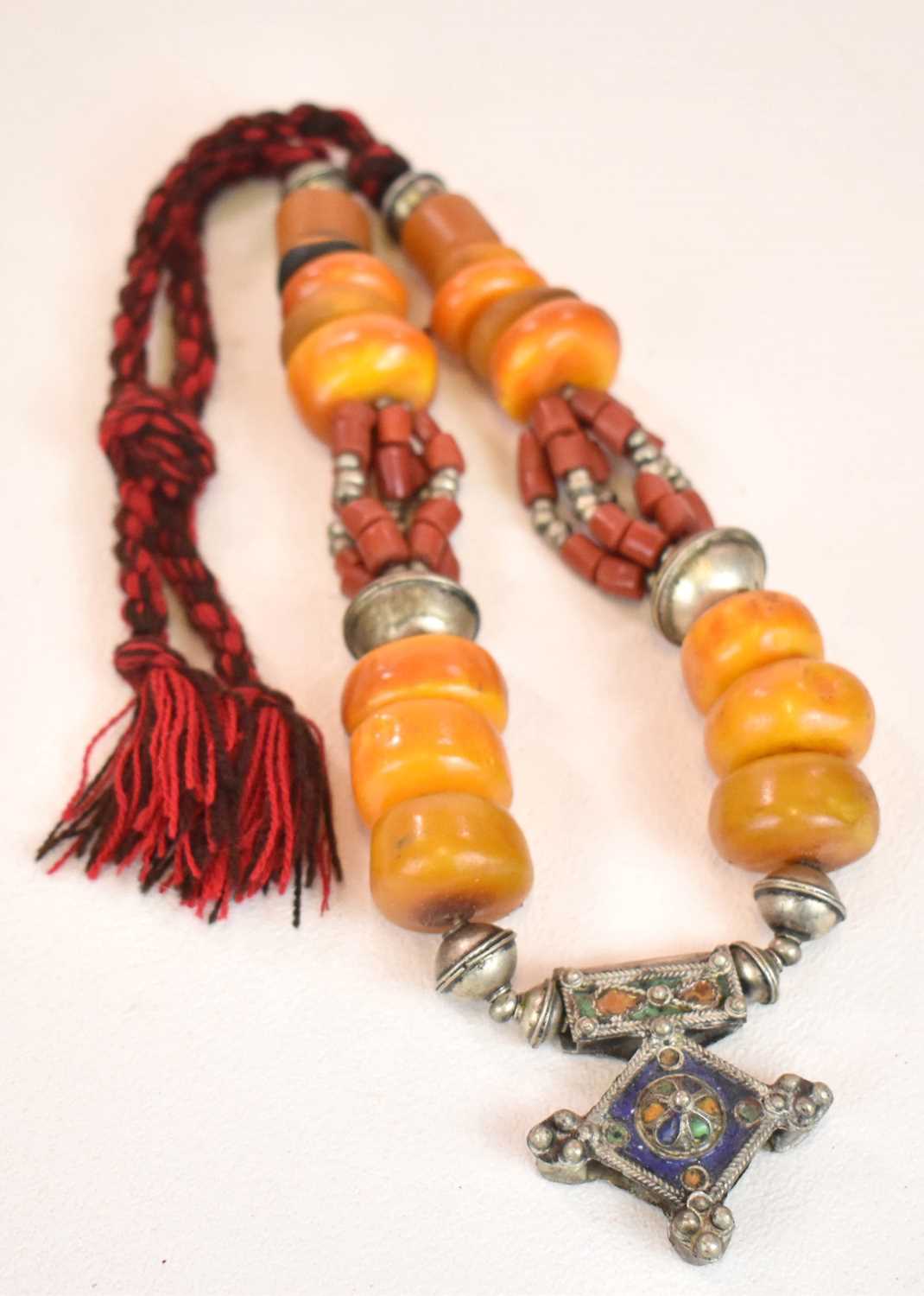 A Sudanese amber white metal and cloth necklace set with several large pieces of eggyolk/ - Bild 2 aus 2