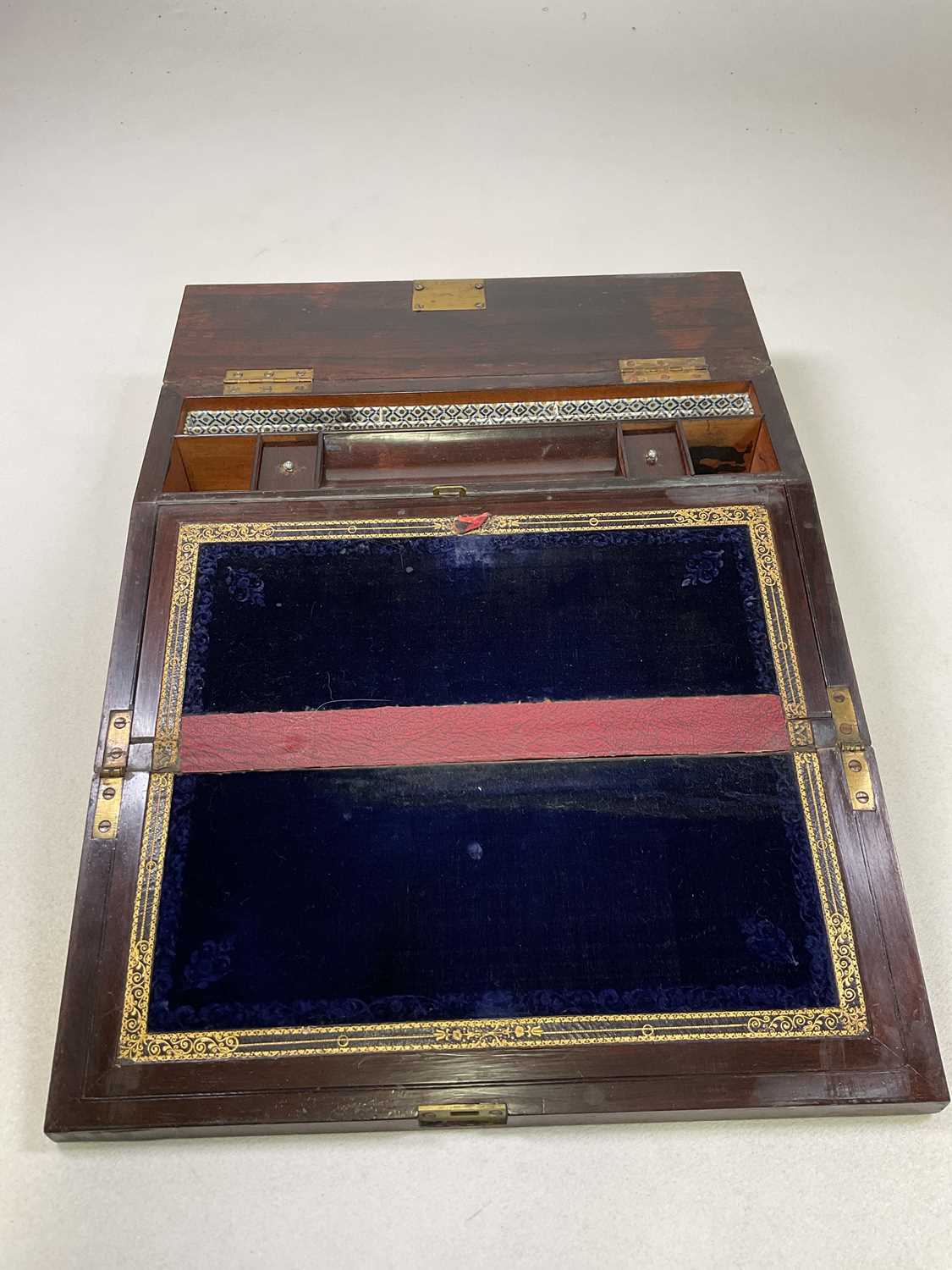 An early Victorian rosewood travelling writing slope, with engraved initials to a mother of pearl - Bild 2 aus 5