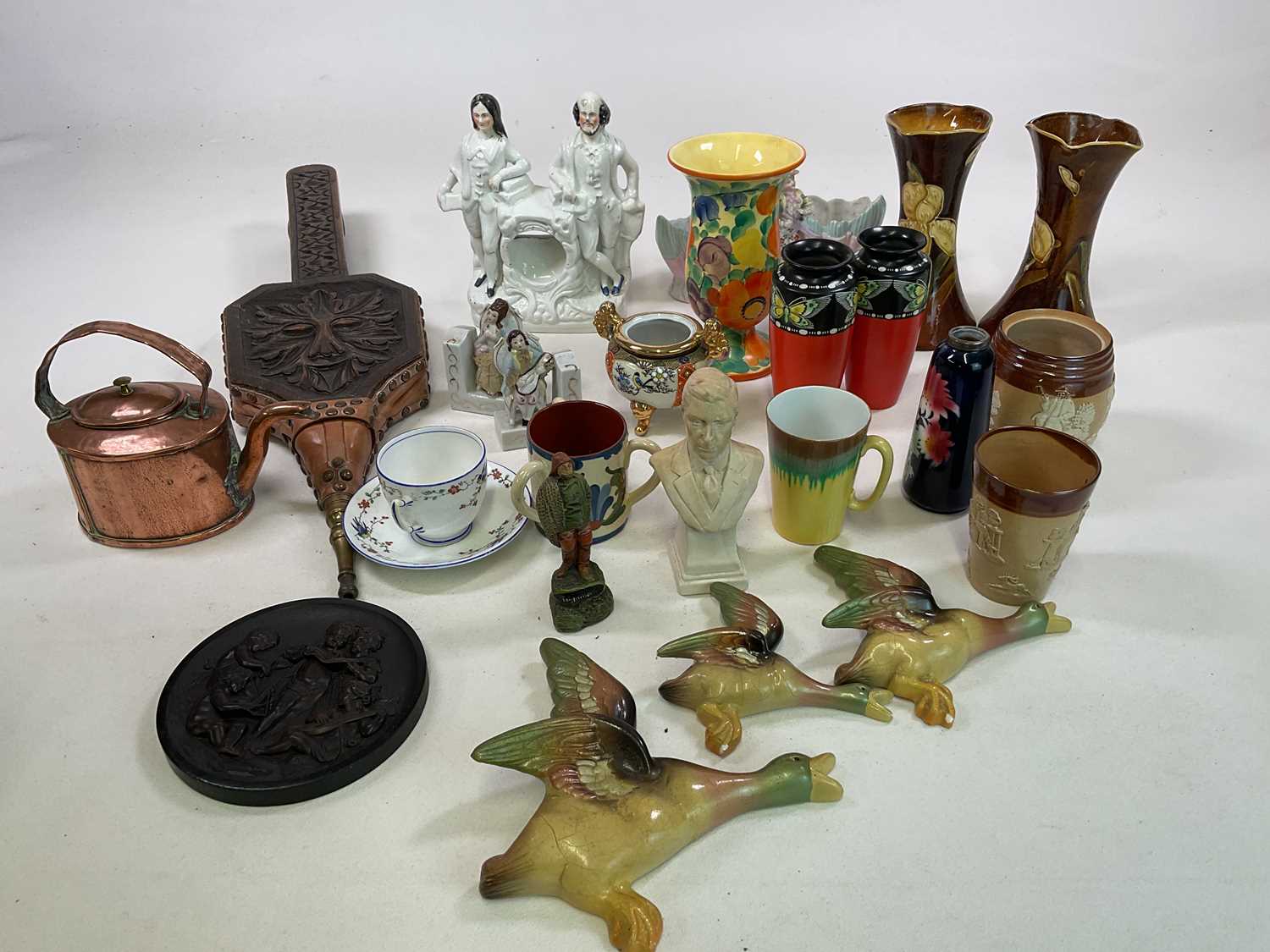 A mixed collection of ceramics to include Shelley vases, plaster flying ducks, Doulton and others, - Bild 2 aus 2