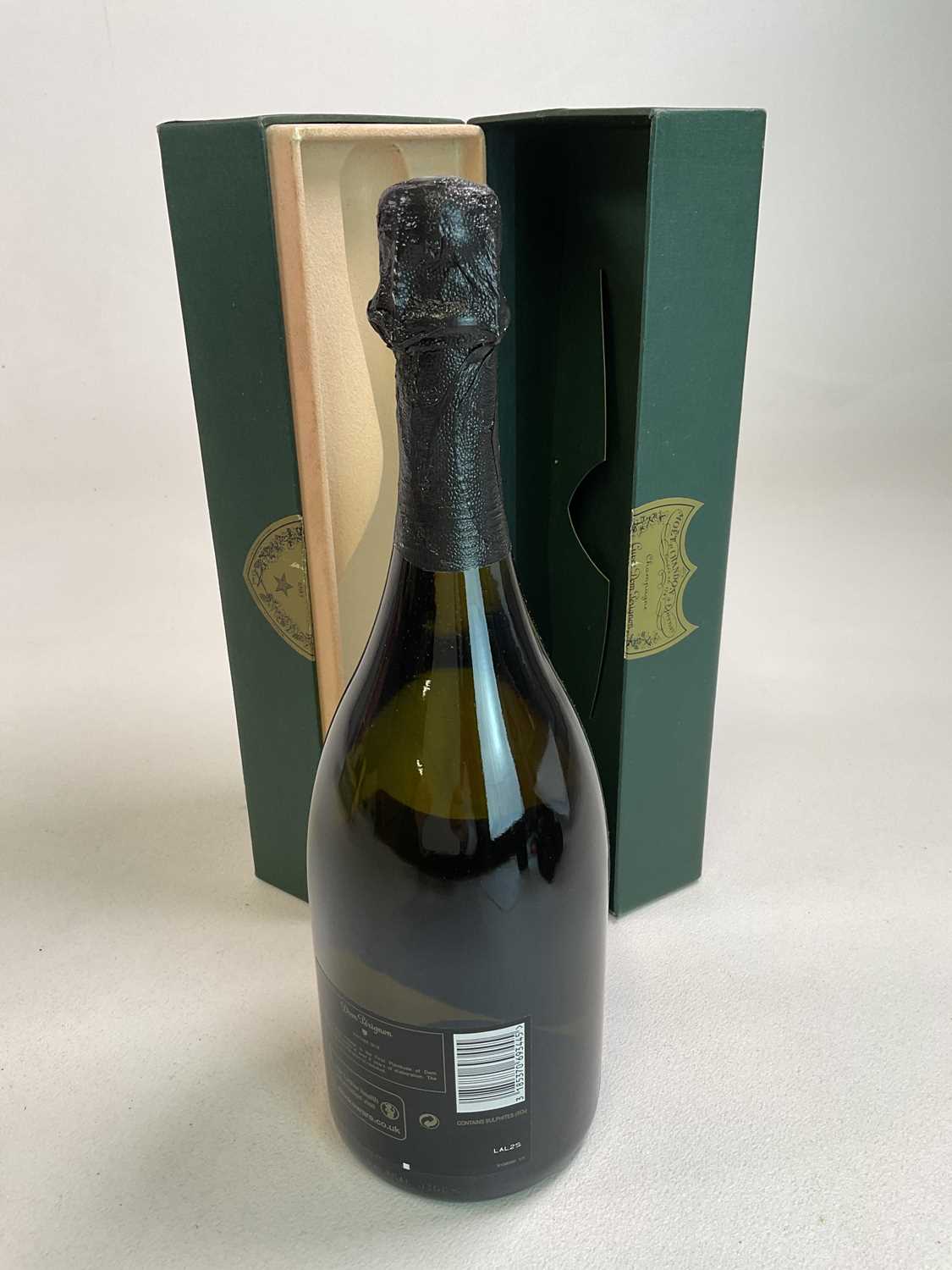 CHAMPAGNE; a bottle of Dom Perignon 2010 Champagne, in associated 1993 box. - Bild 2 aus 3