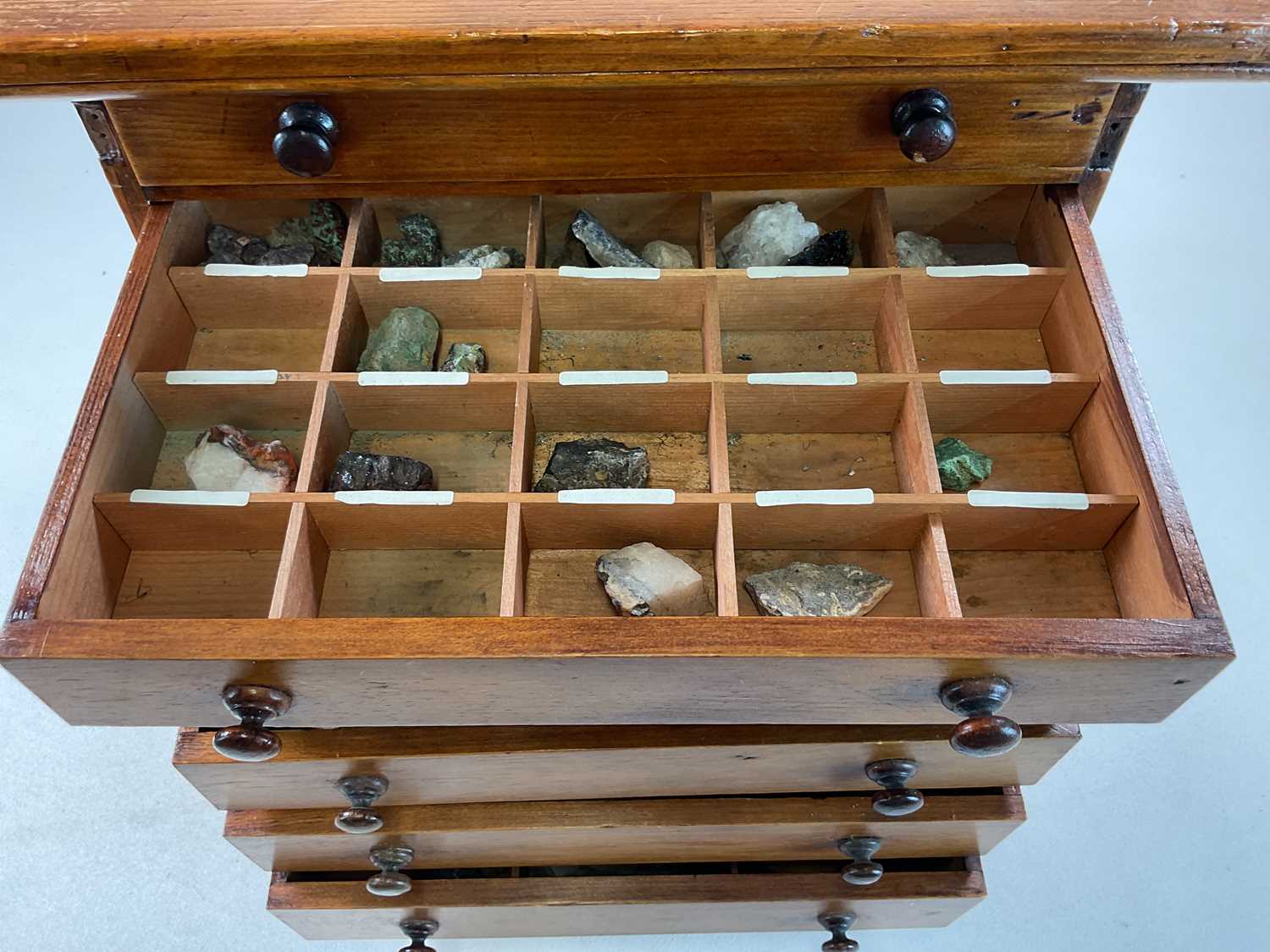 A six drawer specimen cabinet containing samples of ore and fossils, with original sales label on - Image 6 of 8