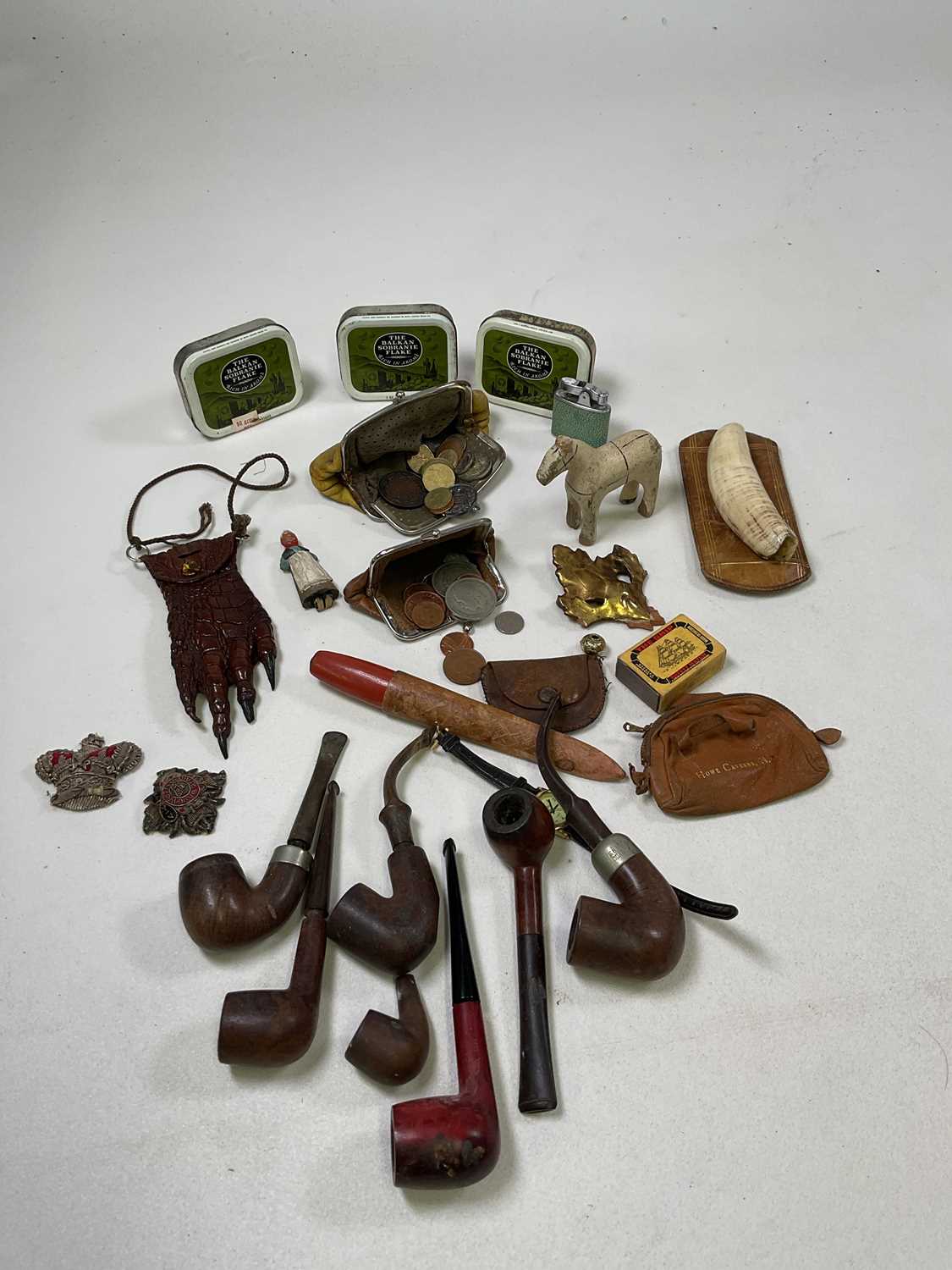 A group of collectors' items including sewing accoutrements, pipes, old tins of tobacco, a lighter - Bild 3 aus 3