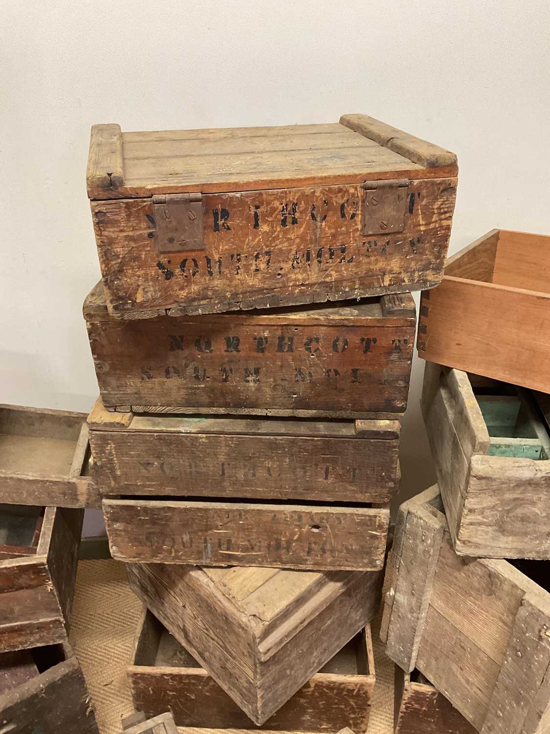 A very large quantity of vintage wooden crates and boxes - Bild 2 aus 5