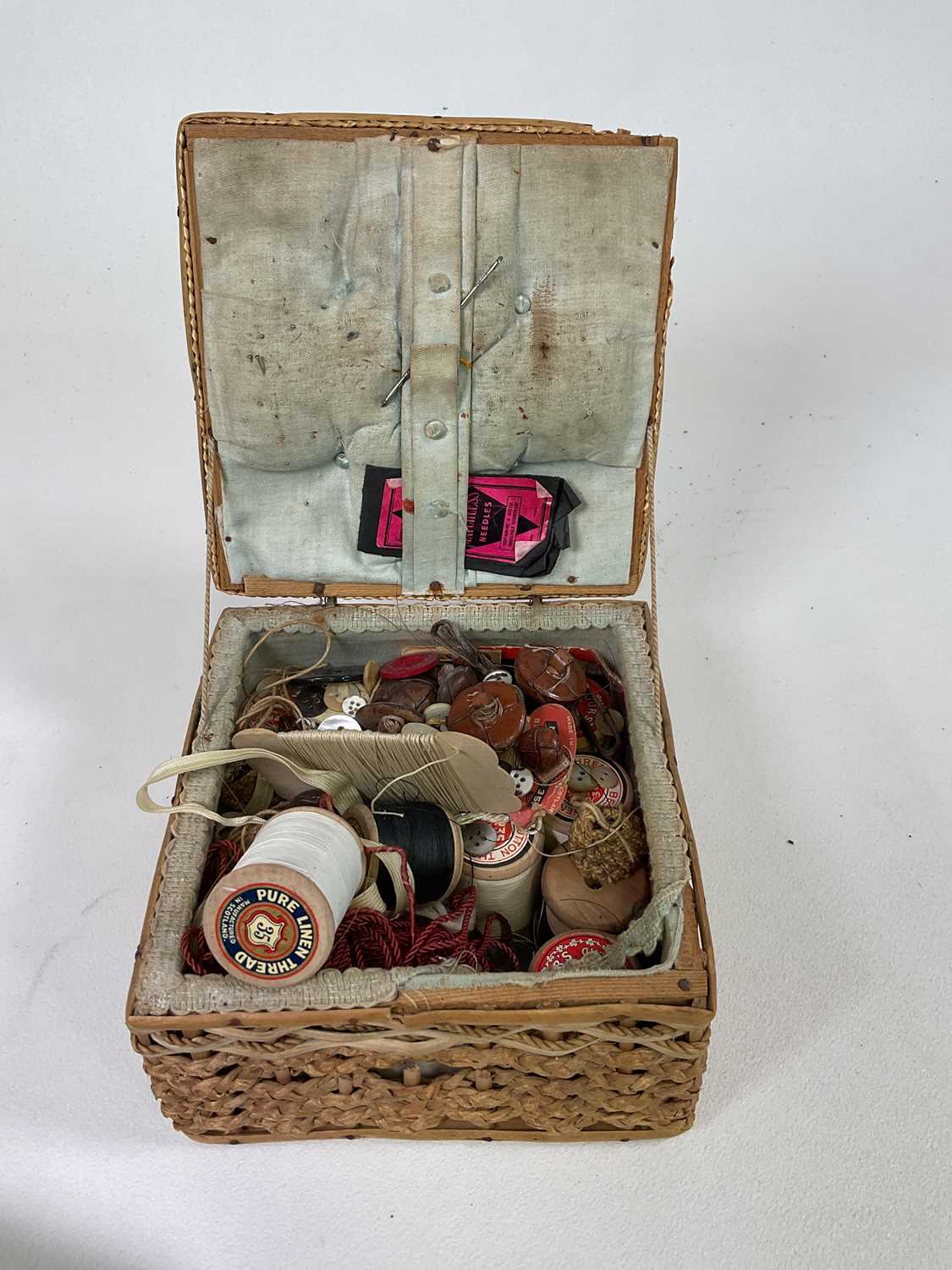 A group of collectors' items including sewing accoutrements, pipes, old tins of tobacco, a lighter - Bild 2 aus 3